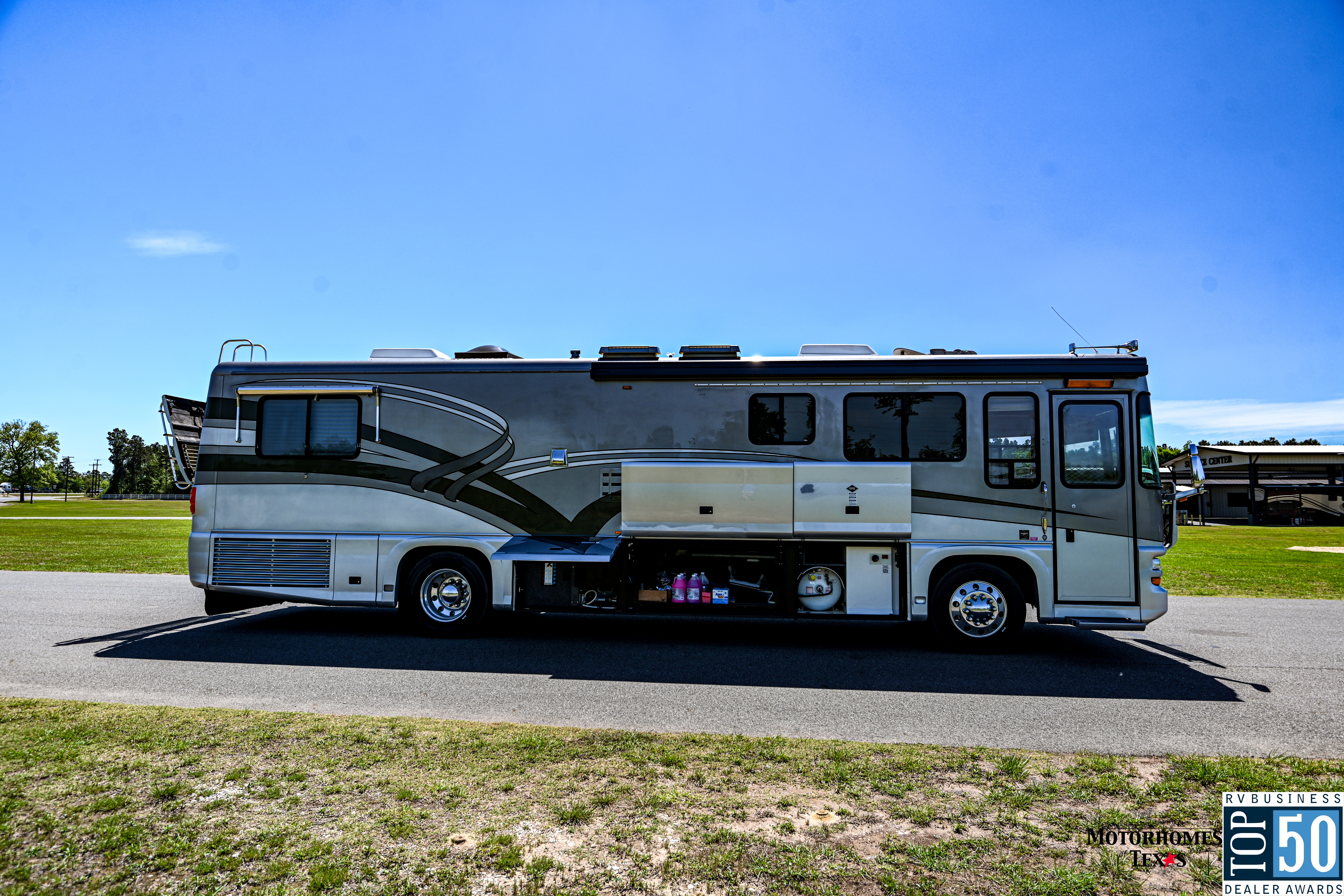 2004 Foretravel U295 3610 WTFS - exterior 4