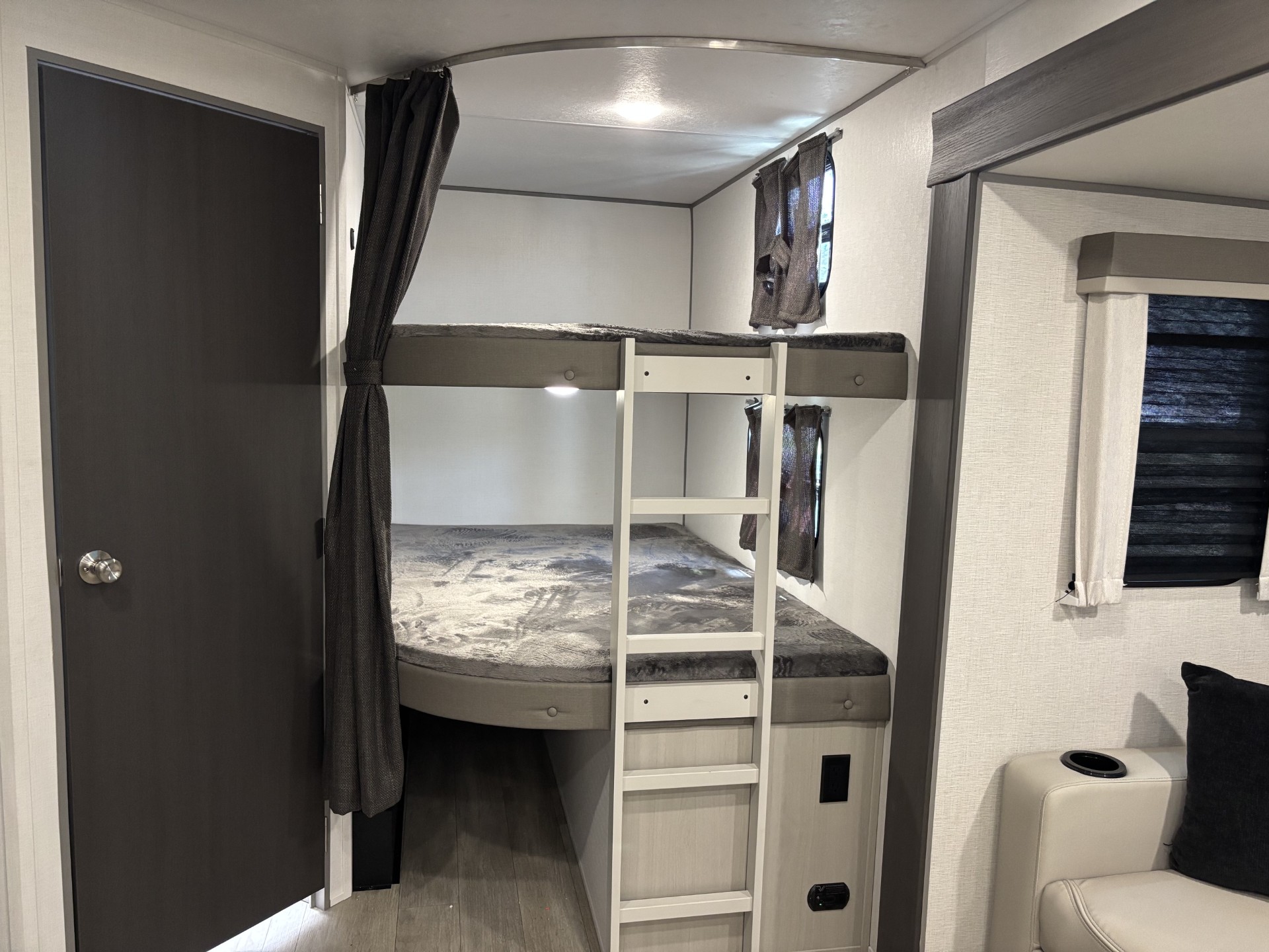 2027 Coachmen Catalina Legacy Edition 273DBHCK - Image 16