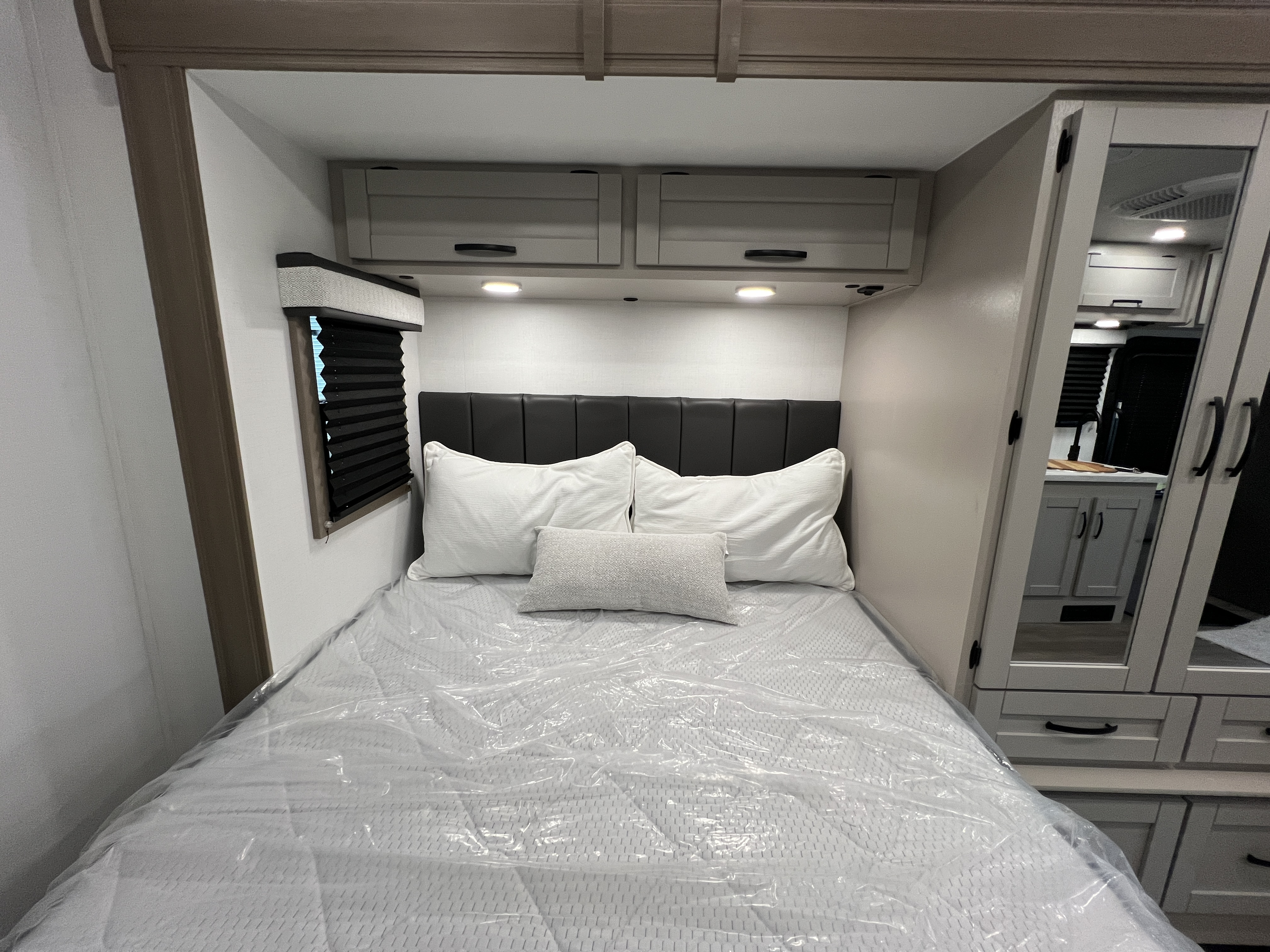 2027 Jayco Melbourne 24L - Image 23