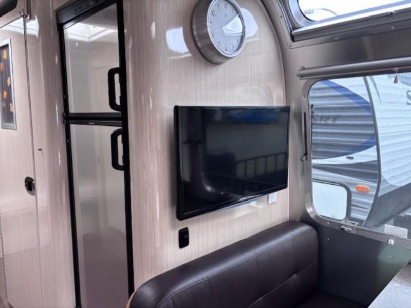 2017 Airstream International Serenity 30 - Image 9