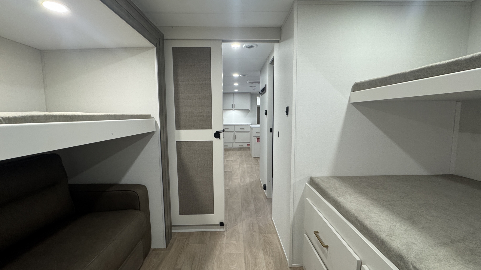 2026 Grand Design Transcend 325BHT - Image 17