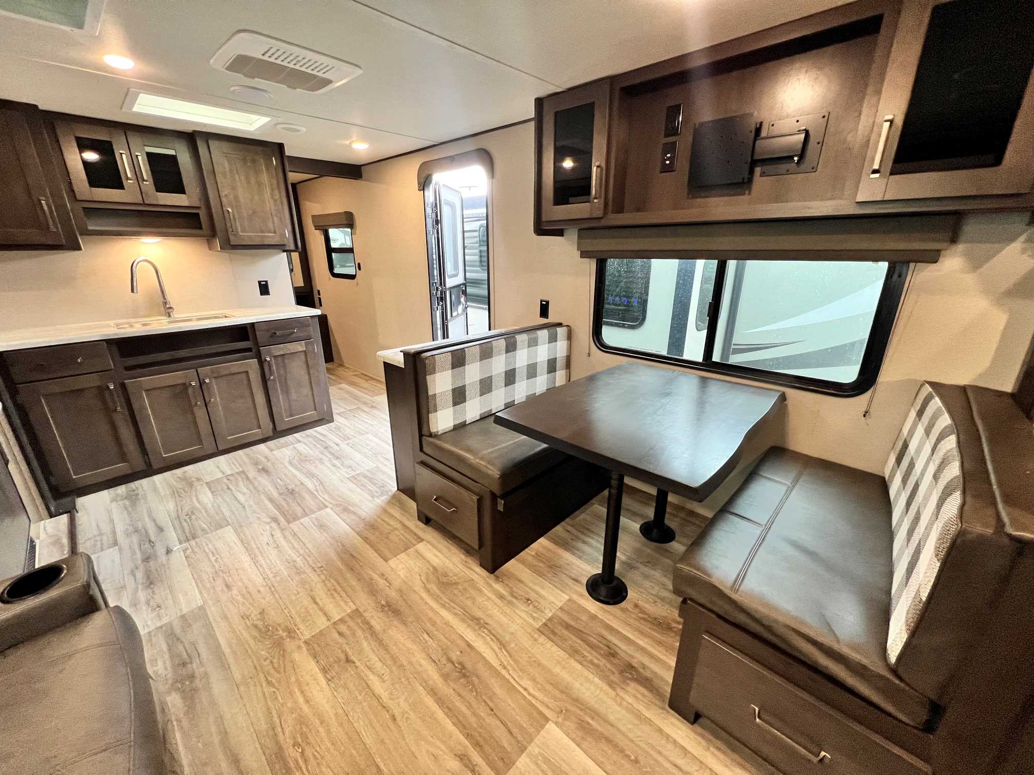 2022 Grand Design Transcend XPLOR 261BH - Image 9