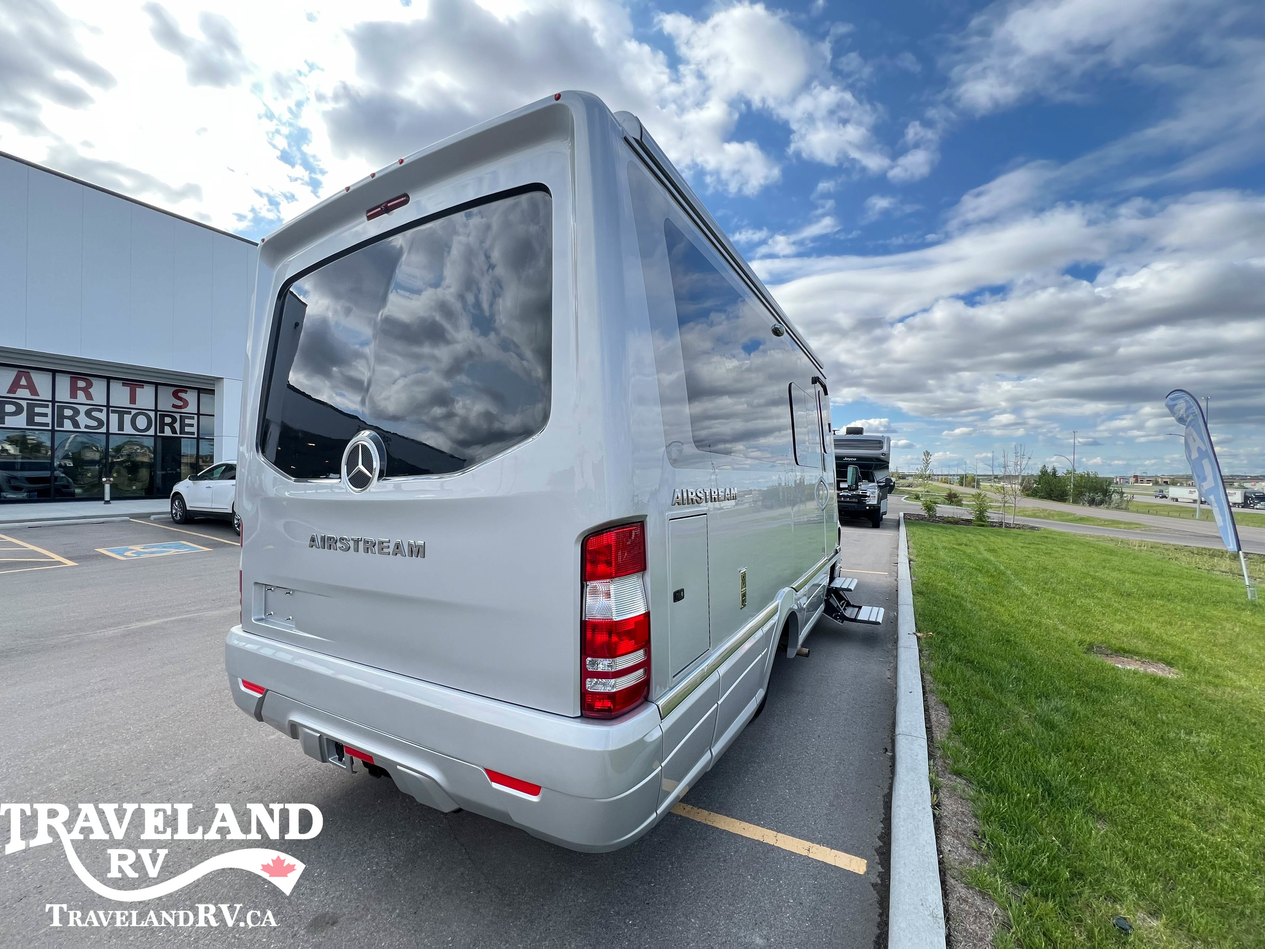2019 Airstream Atlas Murphy Suite - Image 4