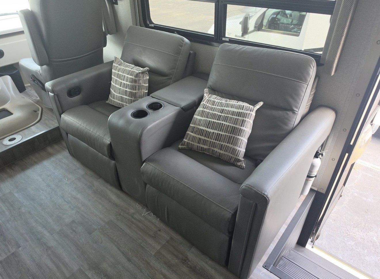 2024 THOR MOTOR COACH ILLUMINATE DD35 - Image 5
