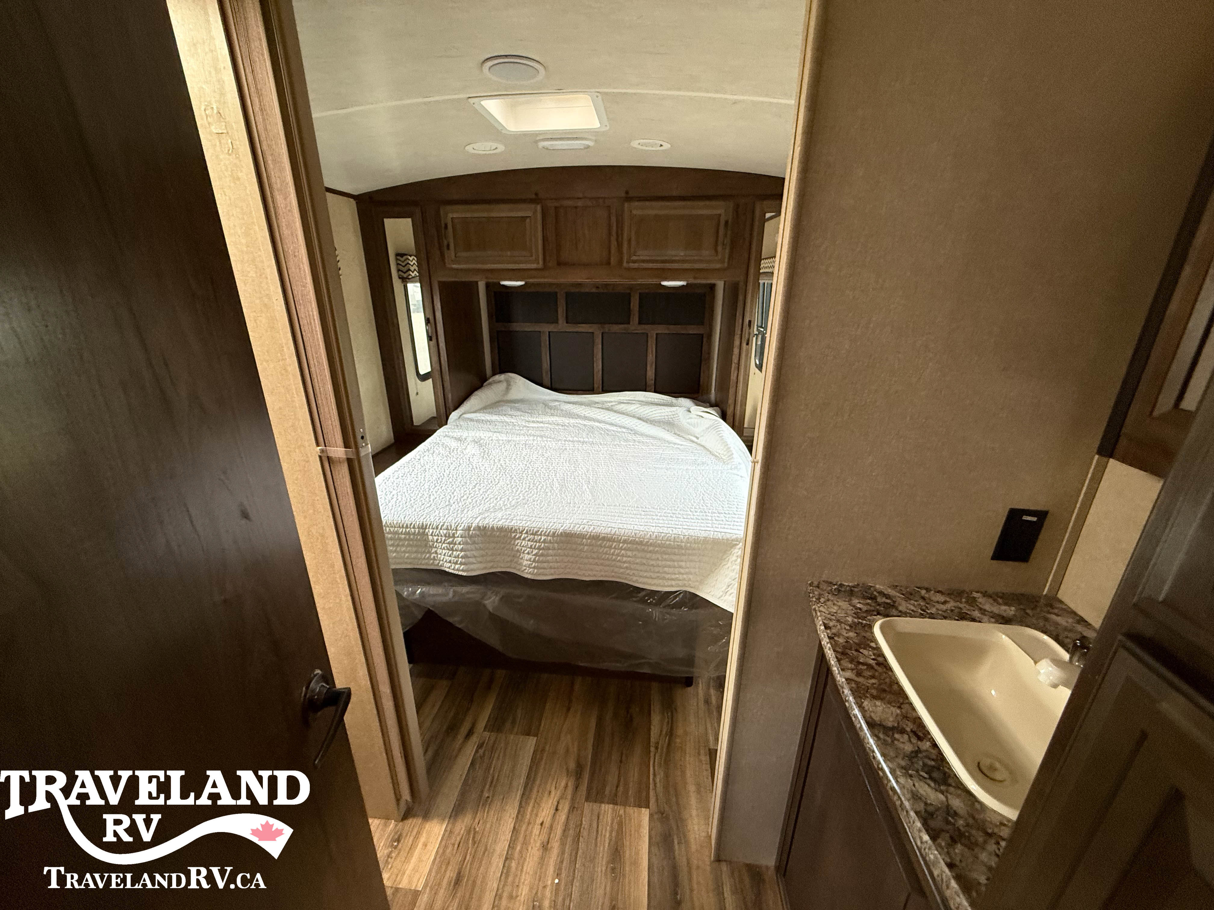 2017 Cruiser RV Radiance Touring R-24VSD - Image 14