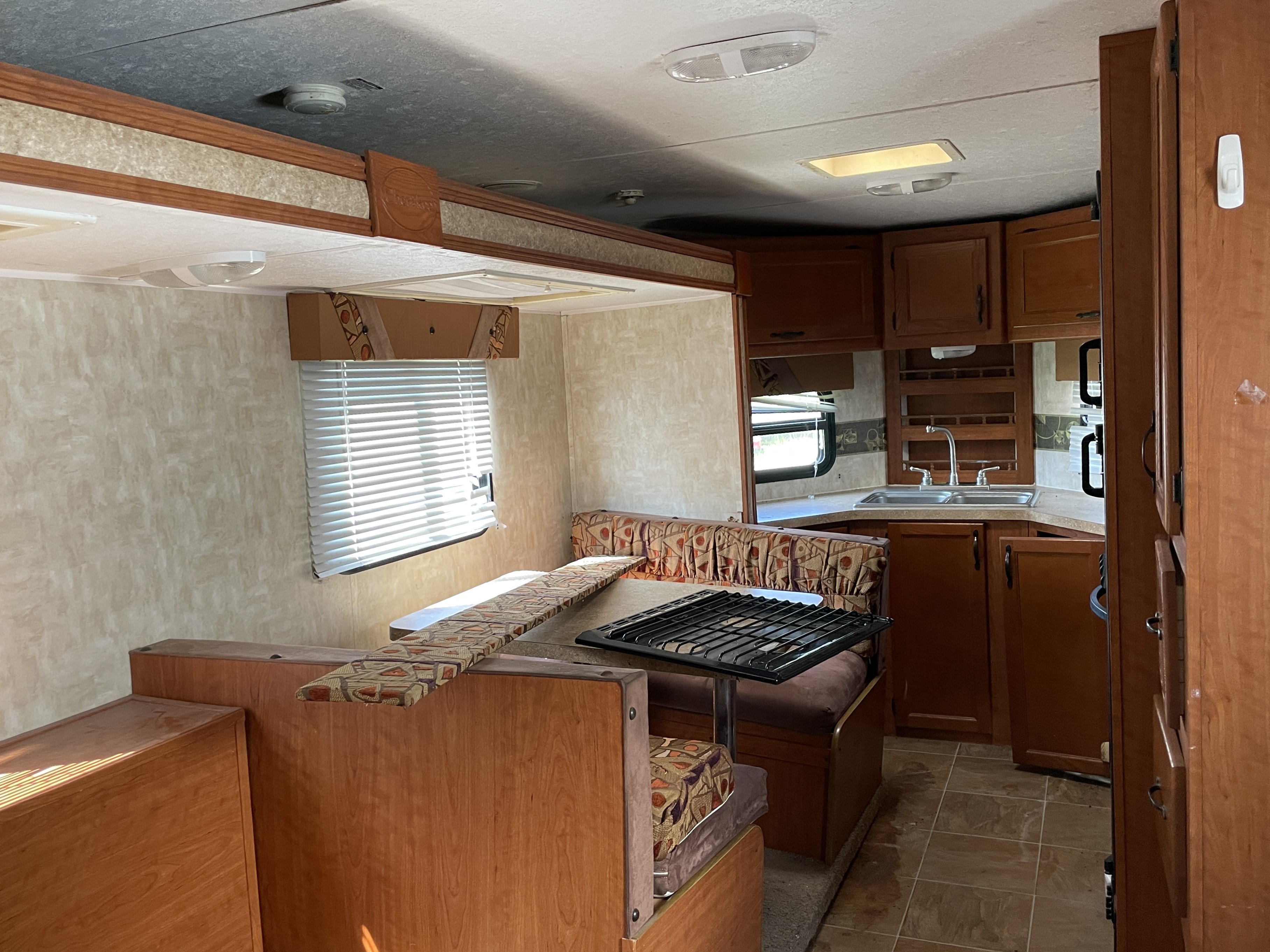 2010 Forest River Cherokee Grey Wolf 27V - Image 5
