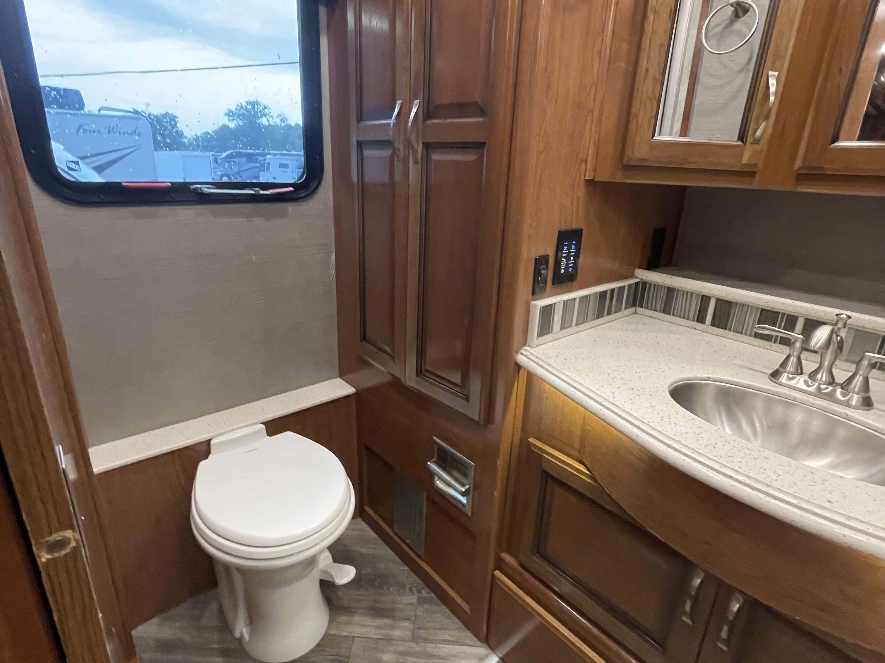 2018 Fleetwood DISCOVERY 38N - Image 16