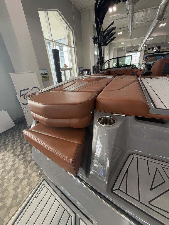 2025 MasterCraft XT22 - Image 16