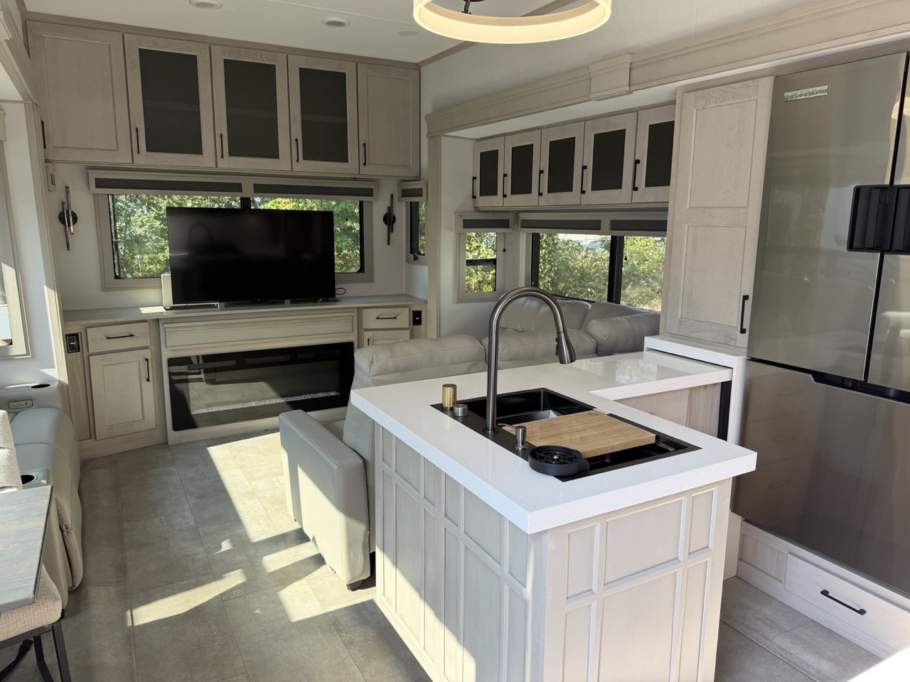 2025 Grand Design Solitude 388MBS - Image 4