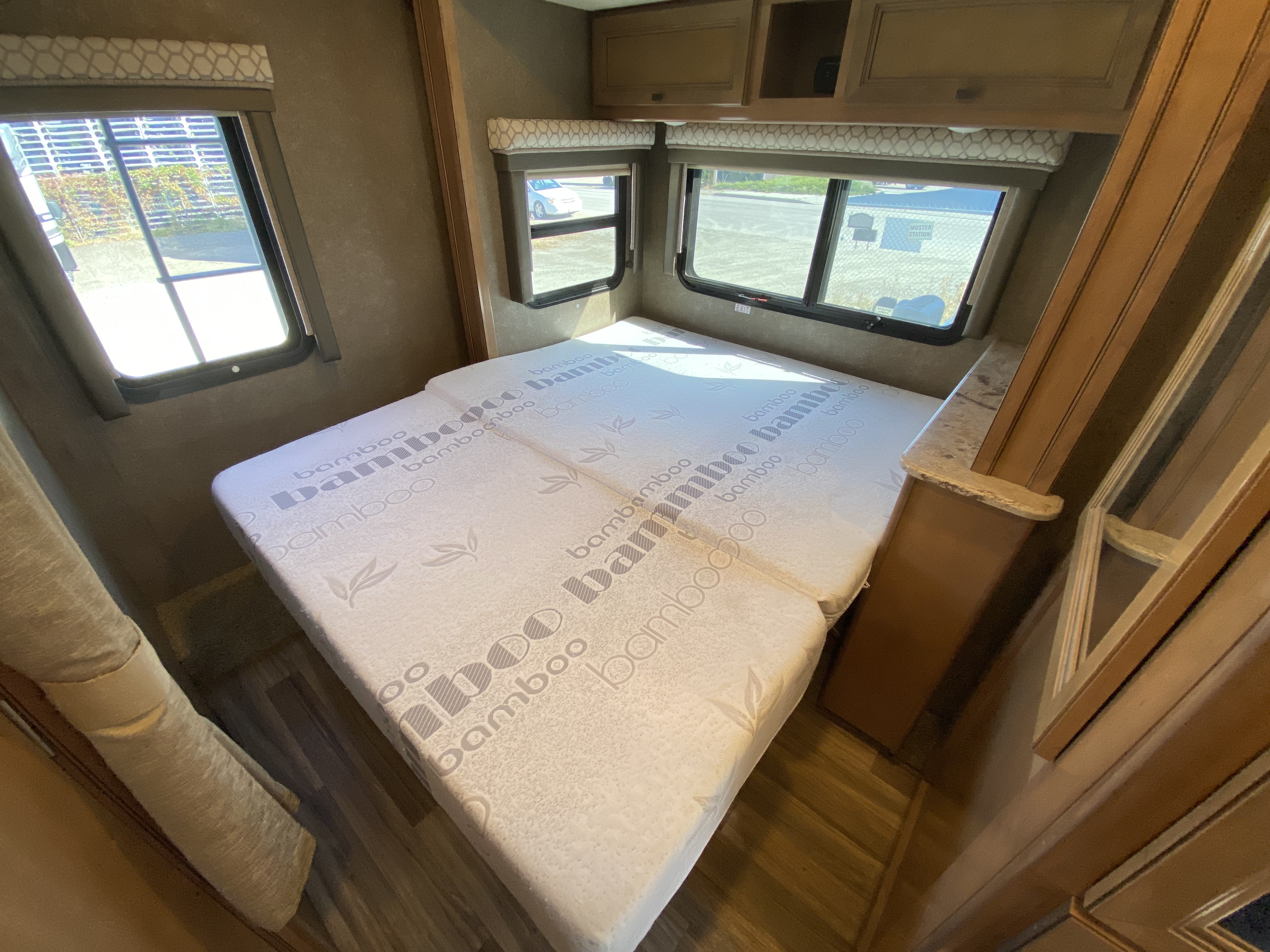 2019 THOR MOTOR COACH SYNERGY SS24 - Image 14