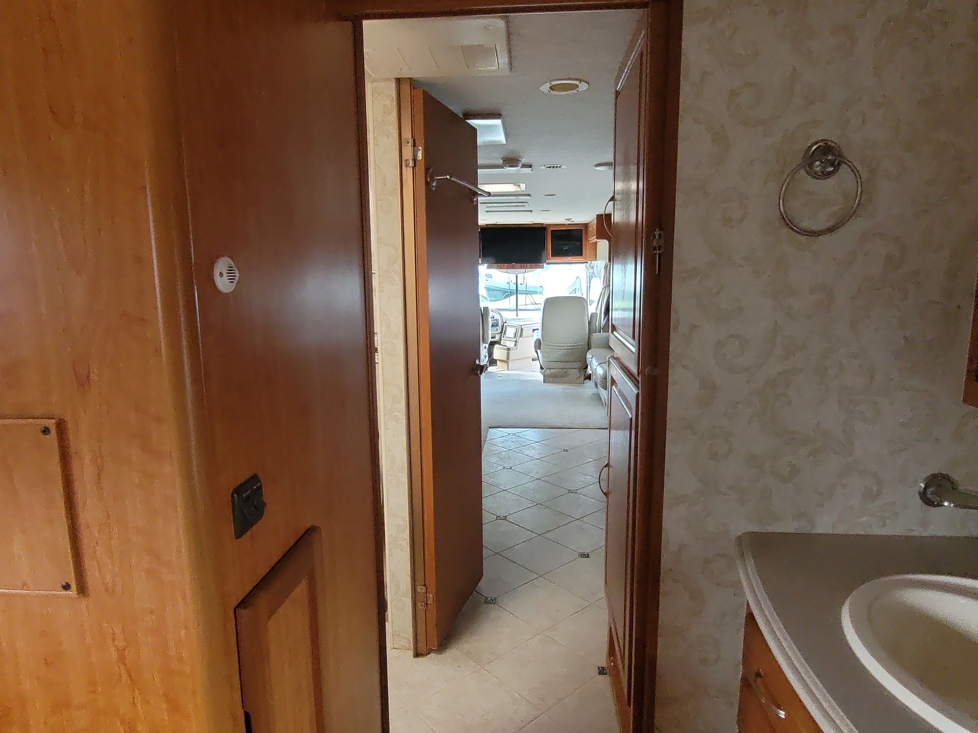 2005 National Tropical 396LX - Image 29