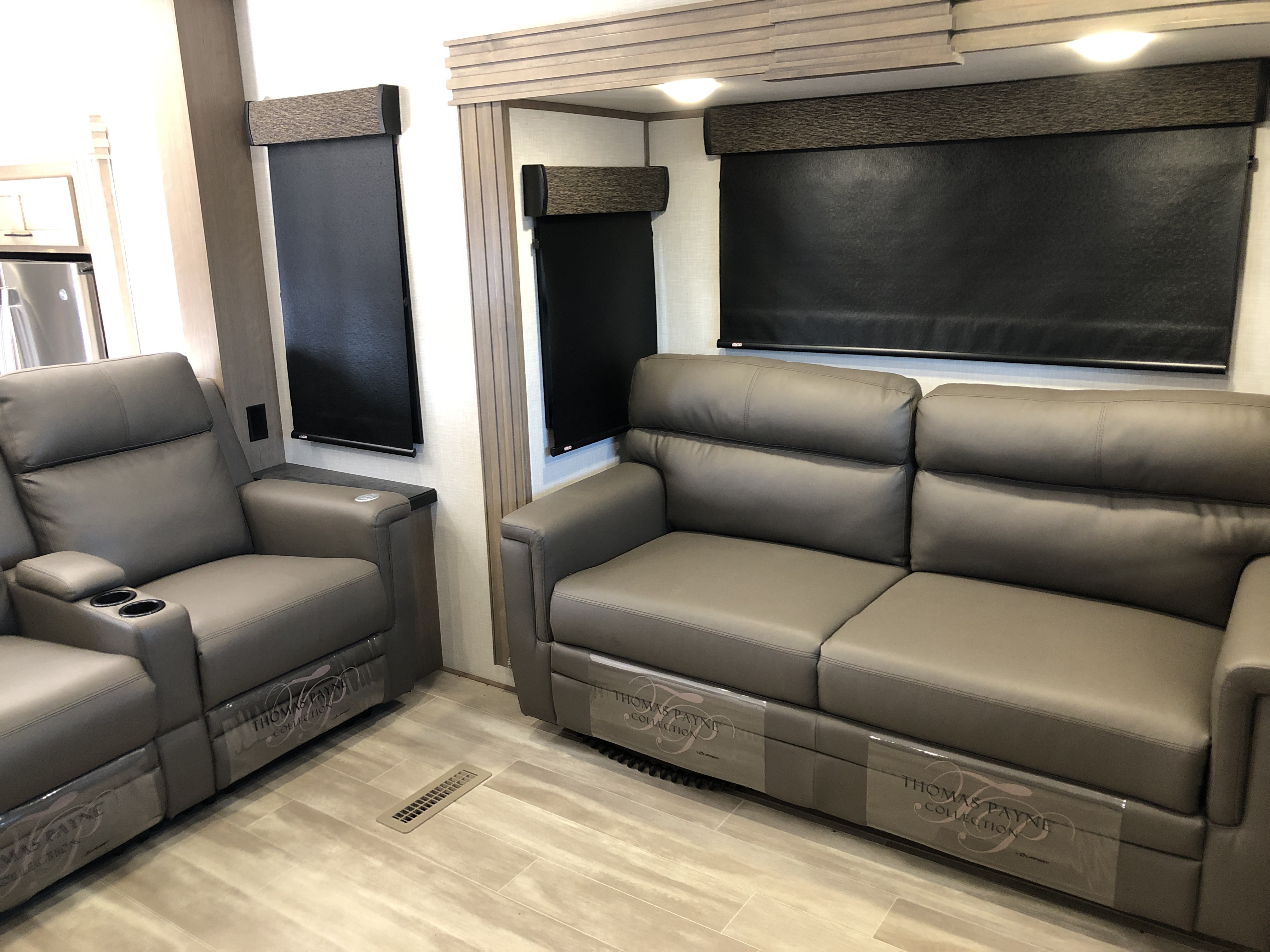 2024 KZ RV Durango Gold G386FLF - Image 15