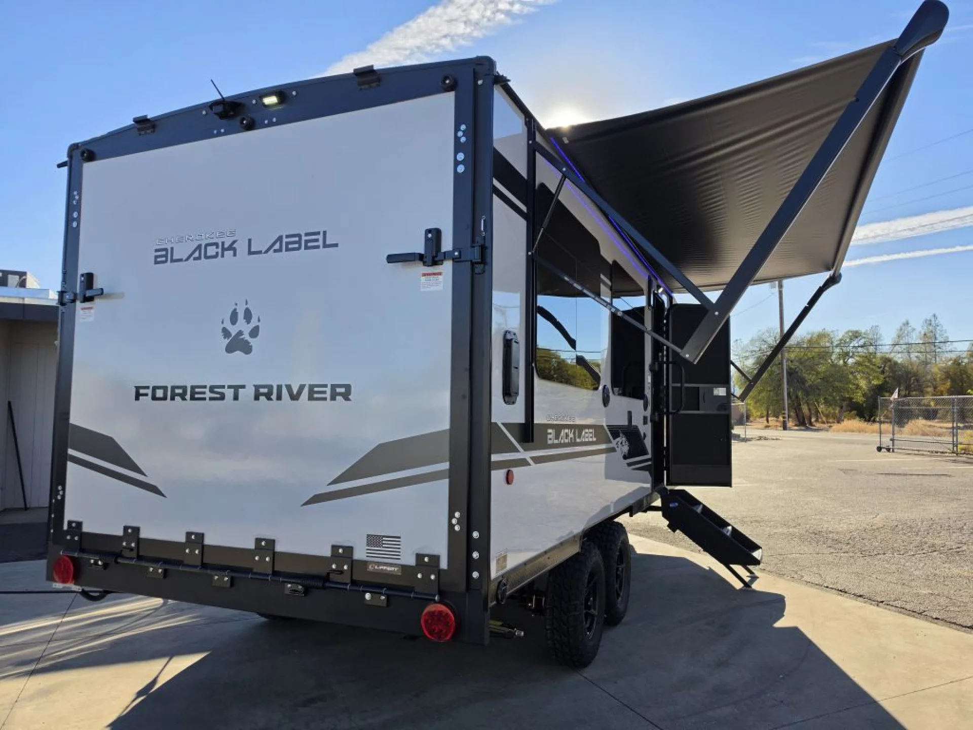 2027 FOREST RIVER CHEROKEE GREY WOLF 18RRBL BLACK LABEL - Image 5