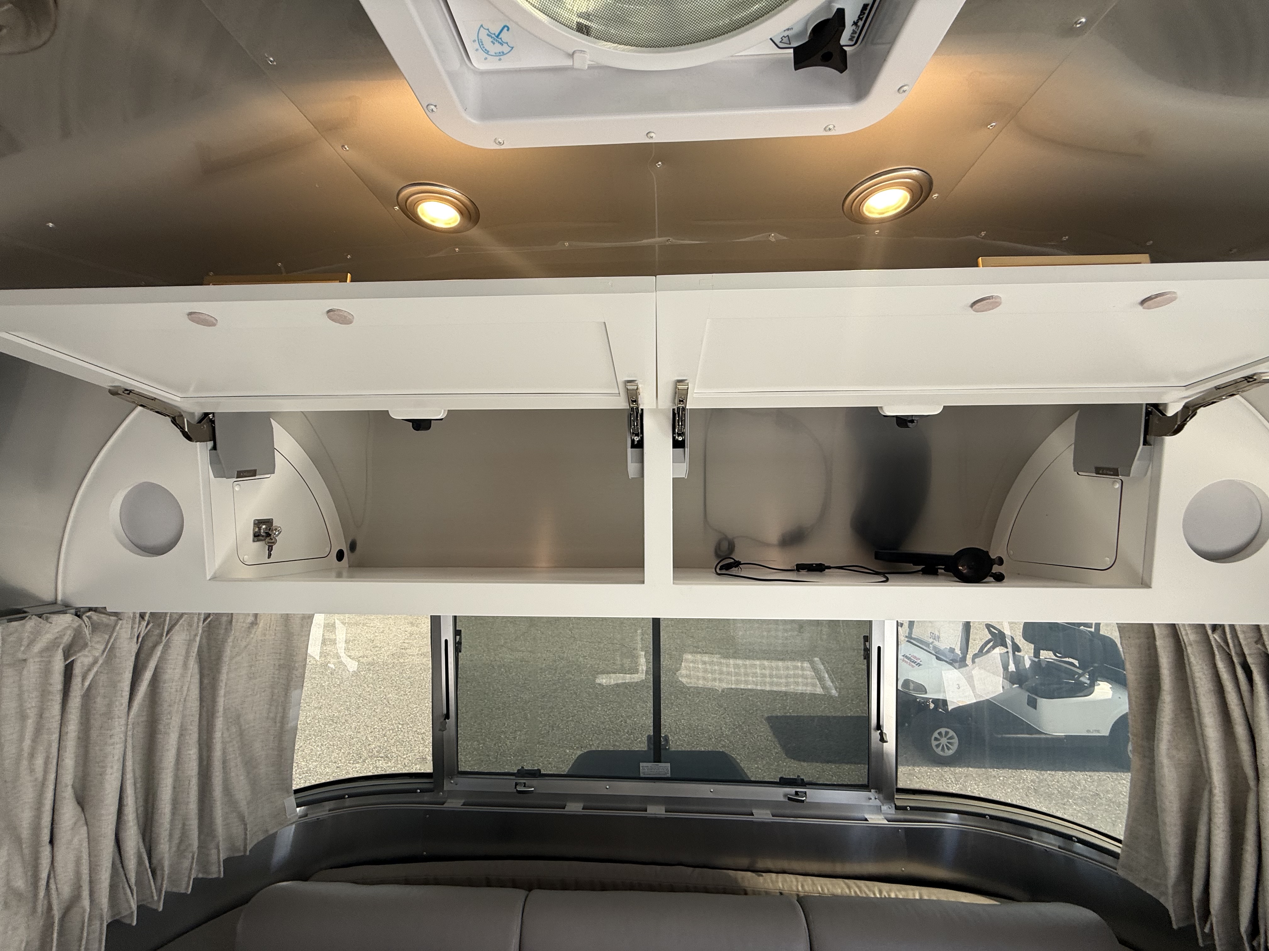 2025 AIRSTREAM CLASSIC 30RB - Image 12