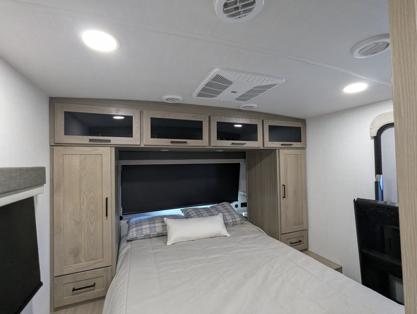 2027 Forest River Rockwood Ultra Lite 2706BH - Image 25