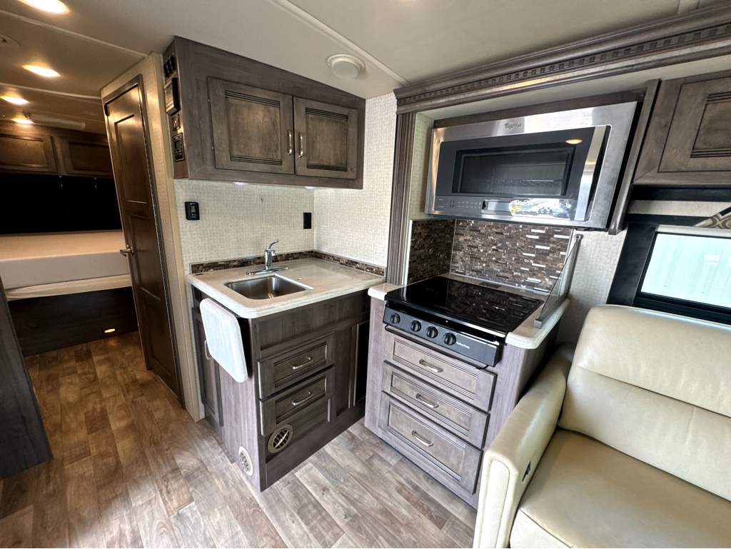 2017 WINNEBAGO ASPECT 30J - Image 13