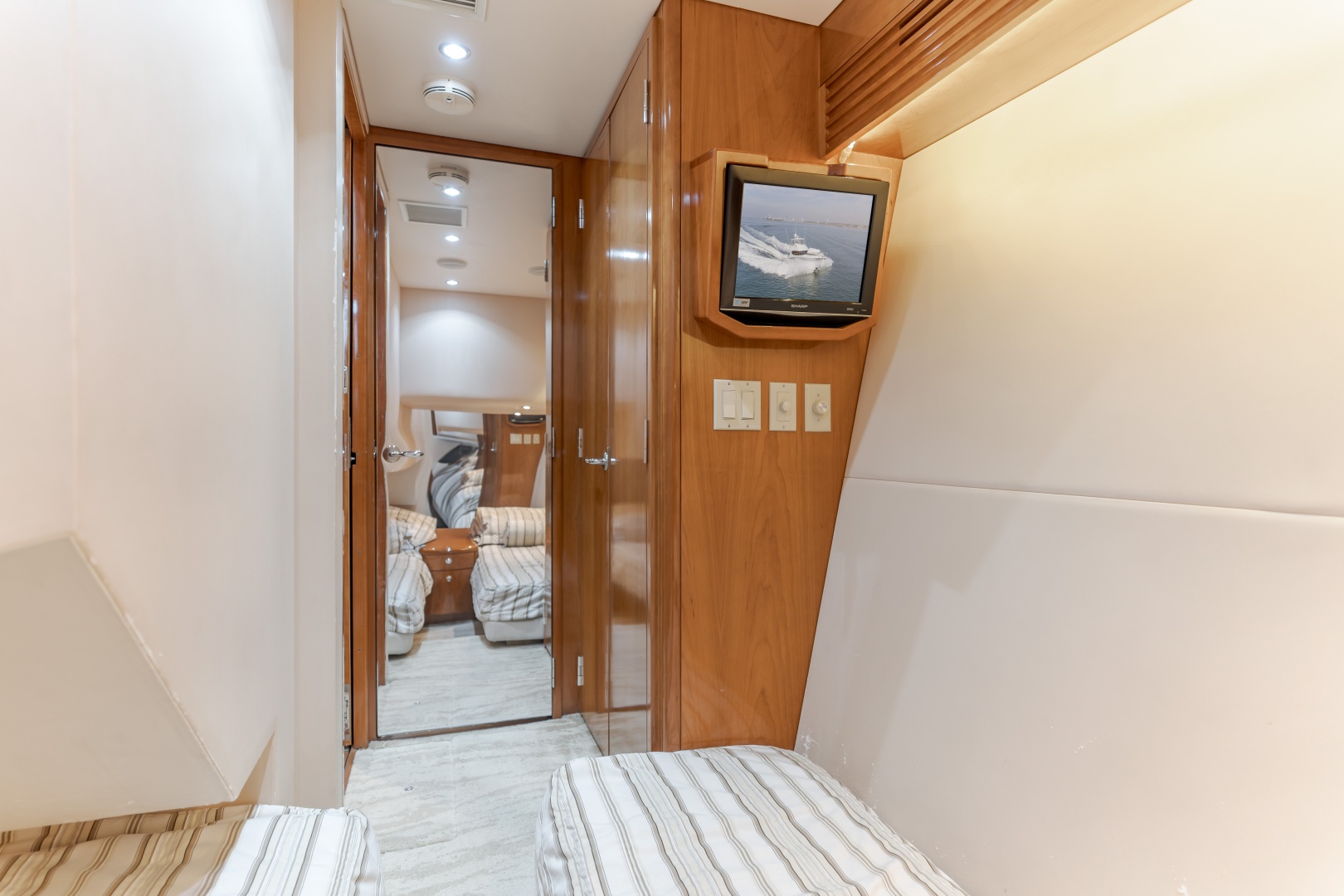 2003 Hatteras 54 Convertible - Image 17