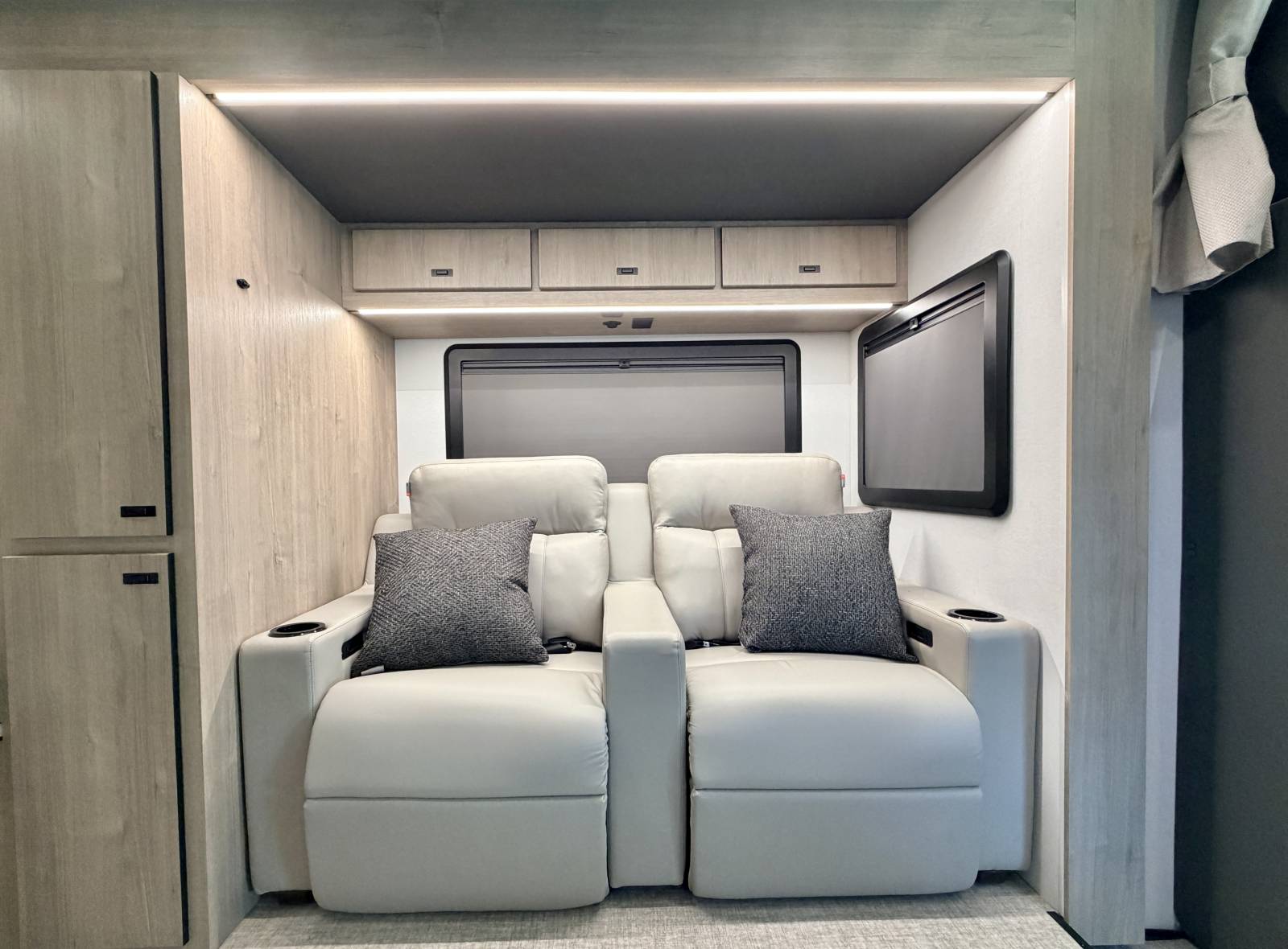 2026 Grand Design Lineage Series M 25FW - Image 15