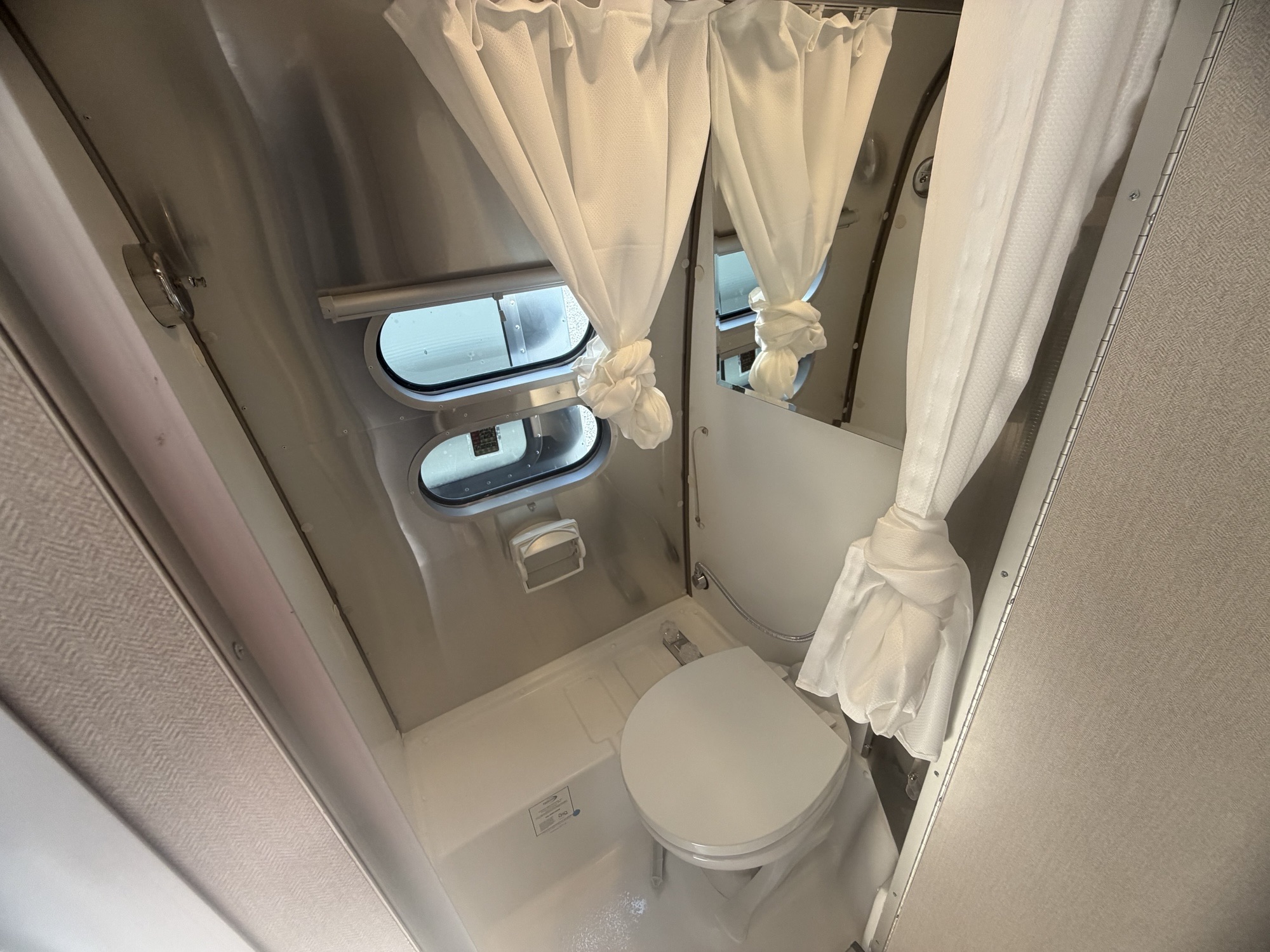 2027 AIRSTREAM CARAVEL 16RB - Image 11