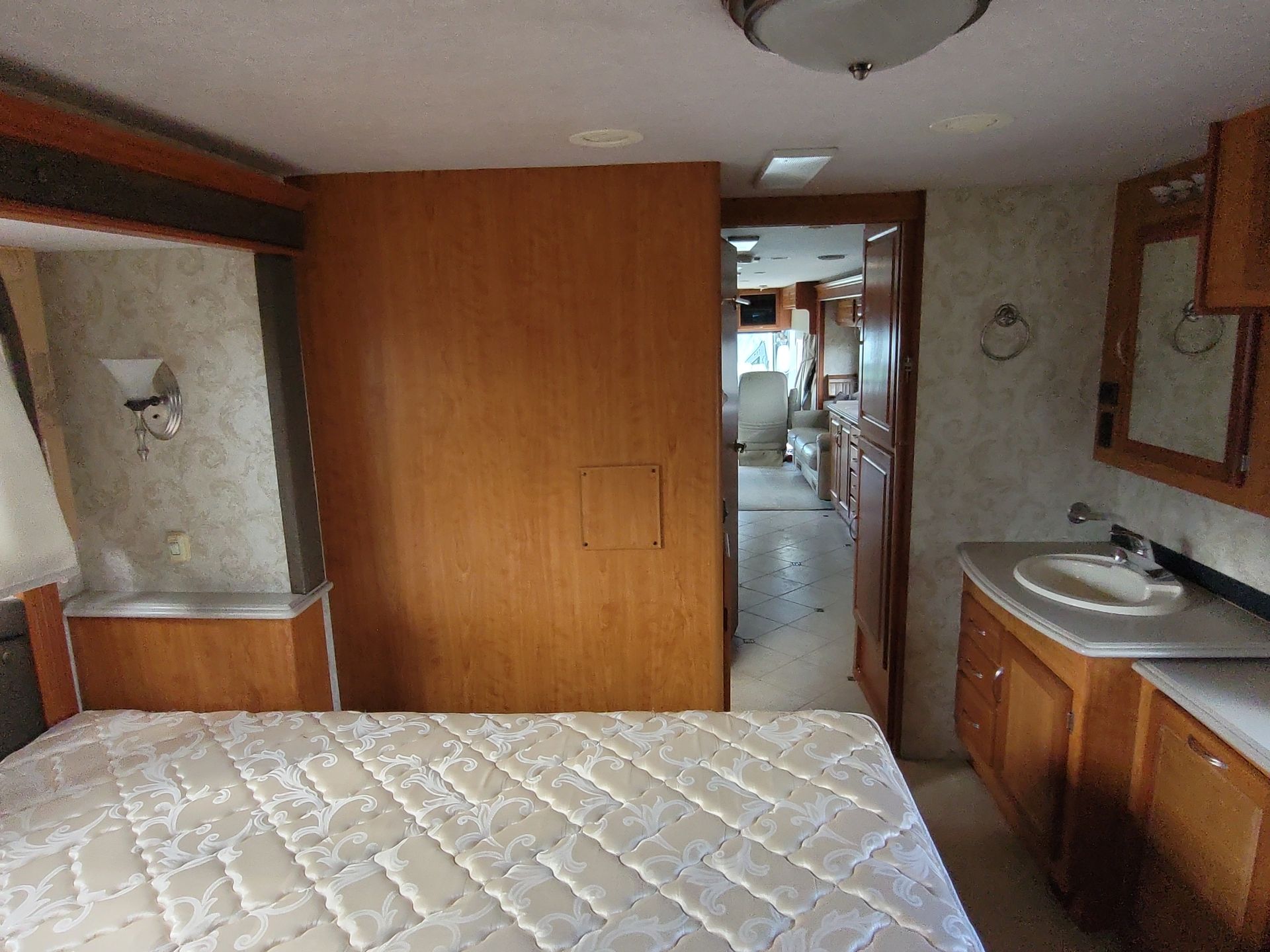 2005 National Tropical 396LX - Image 28