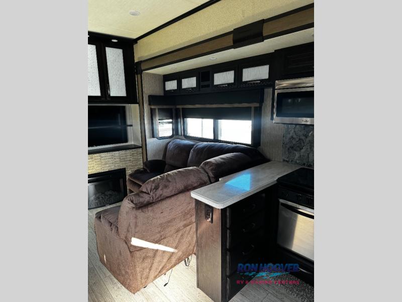 2017 GRAND DESIGN MOMENTUM M395 - Image 9