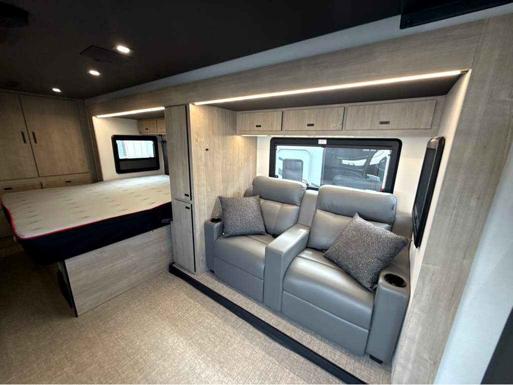 2025 Grand Design Lineage Series M 25FW - Image 10