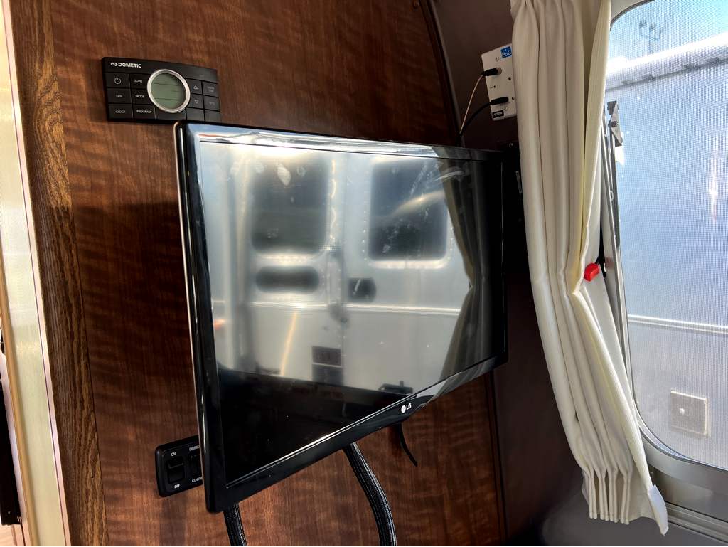 2022 AIRSTREAM GLOBETROTTER 25FBT - Image 22