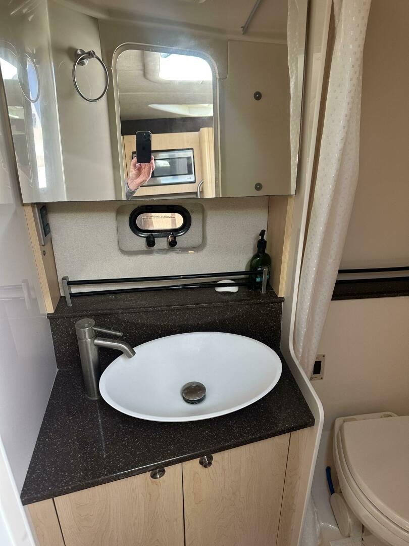 2013 Sea Ray 370 Venture - Image 10