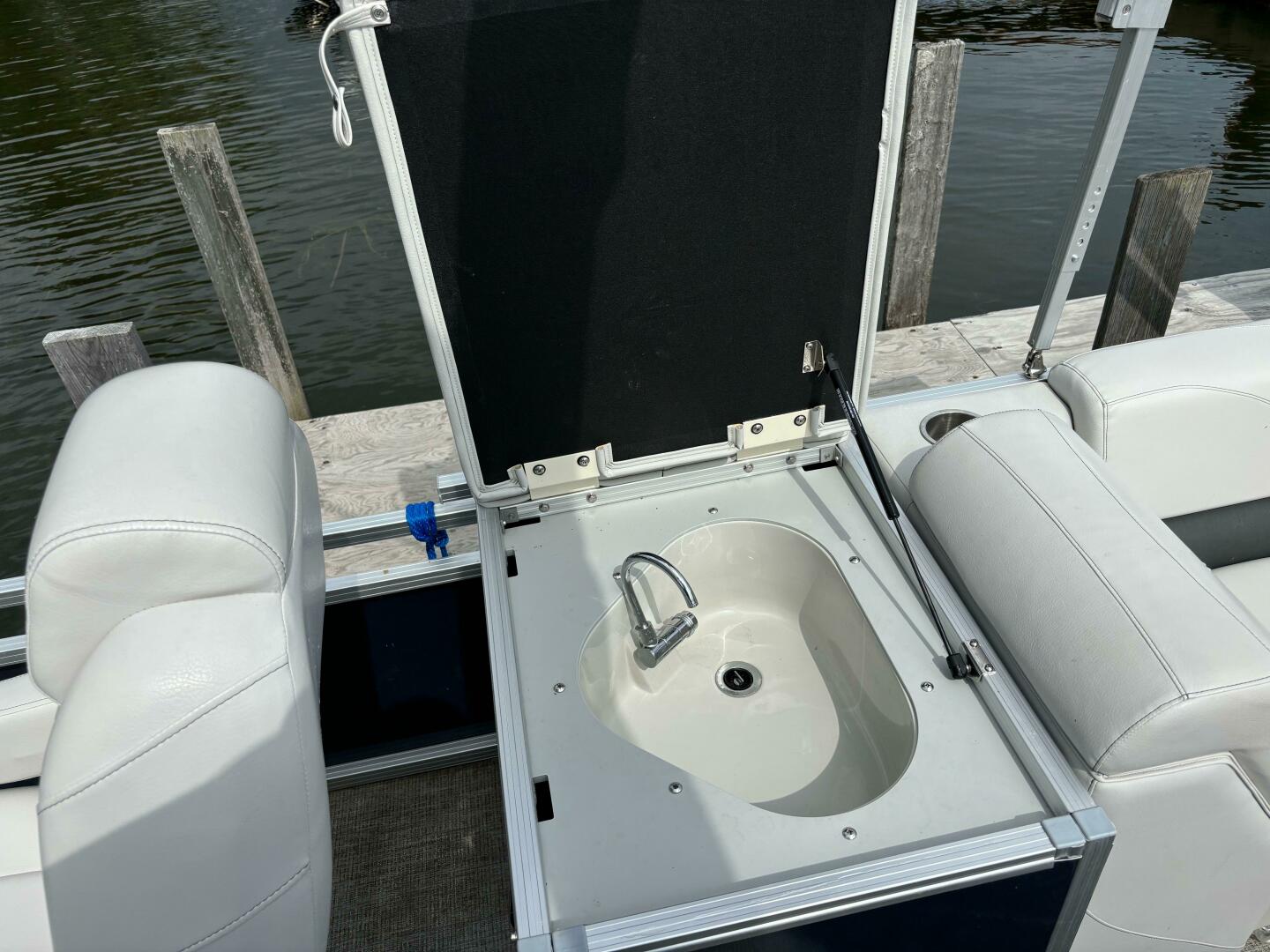 2022 Tahoe GT2585 Center Console Fishing Tritoon Base - Image 14