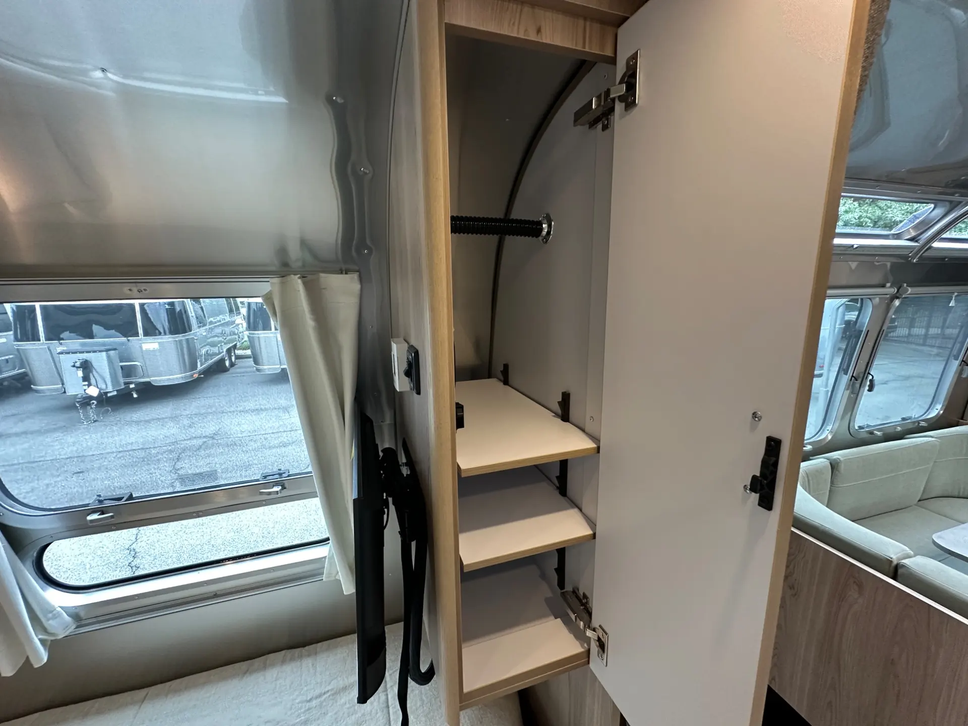 2027 Airstream Flying Cloud 30FB Bunk - Image 57