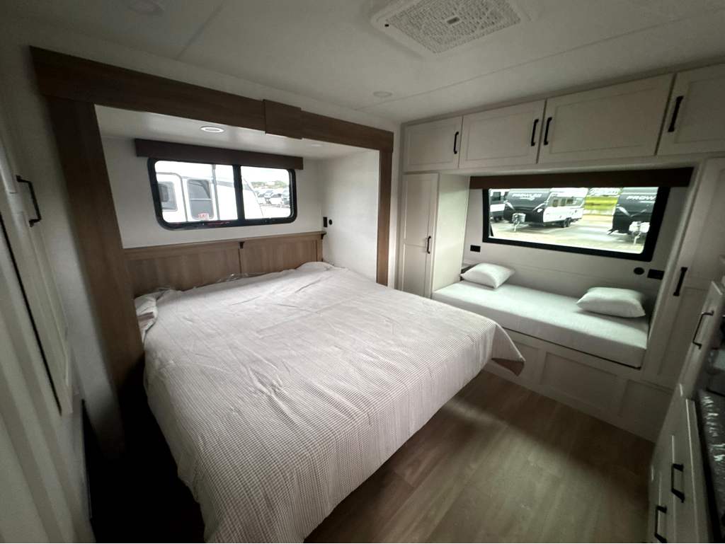 2027 VENTURE RV SPORTTREK 343VIK - Image 16