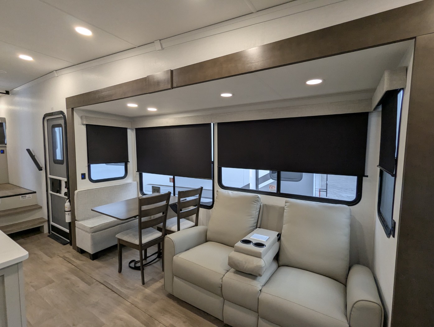 2027 Alliance RV Avenue 32RLS - Image 27