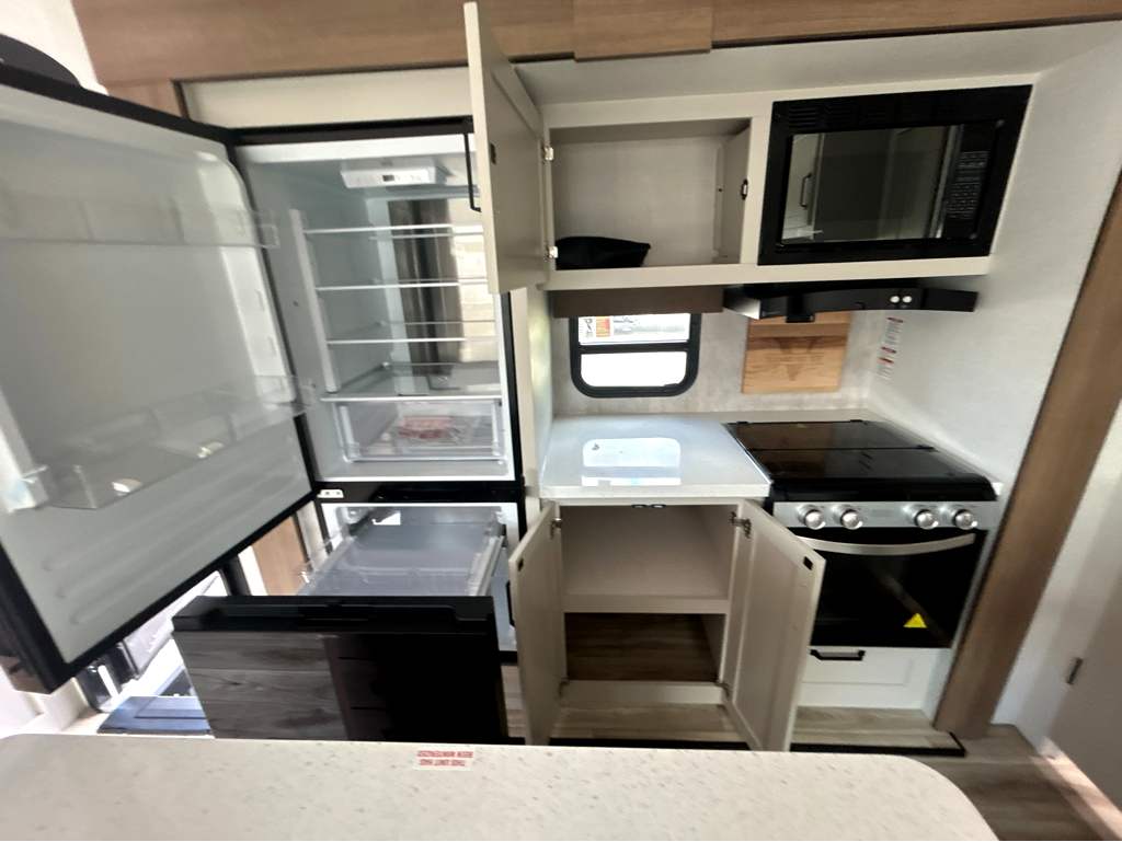 2027 VENTURE RV SPORTTREK 333VIK - Image 24