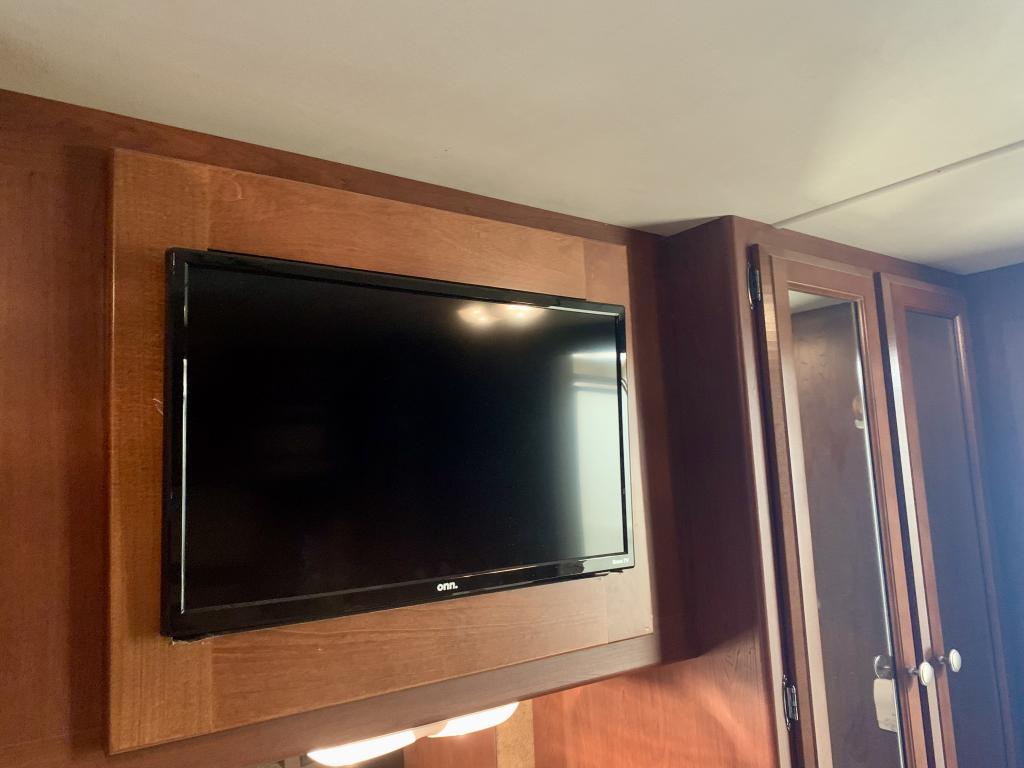 2013 THOR DAYBREAK 32HD - Image 38