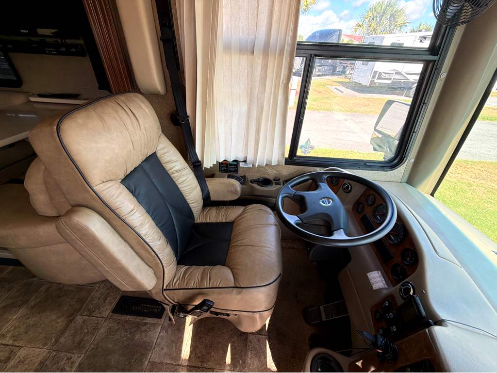 2014 THOR MOTOR COACH PALAZZO 33.2 - Image 8