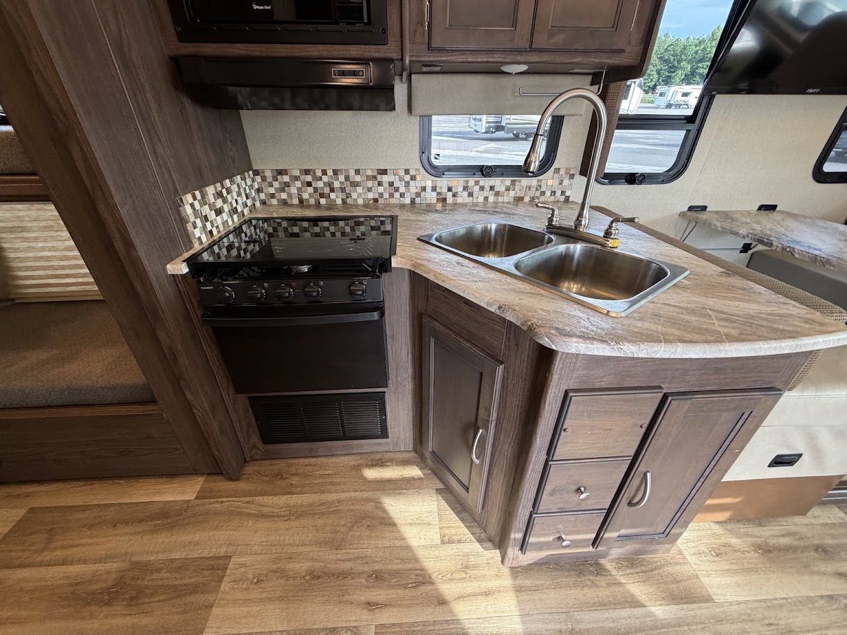 2019 COACHMEN PURSUIT 31BH - Image 22