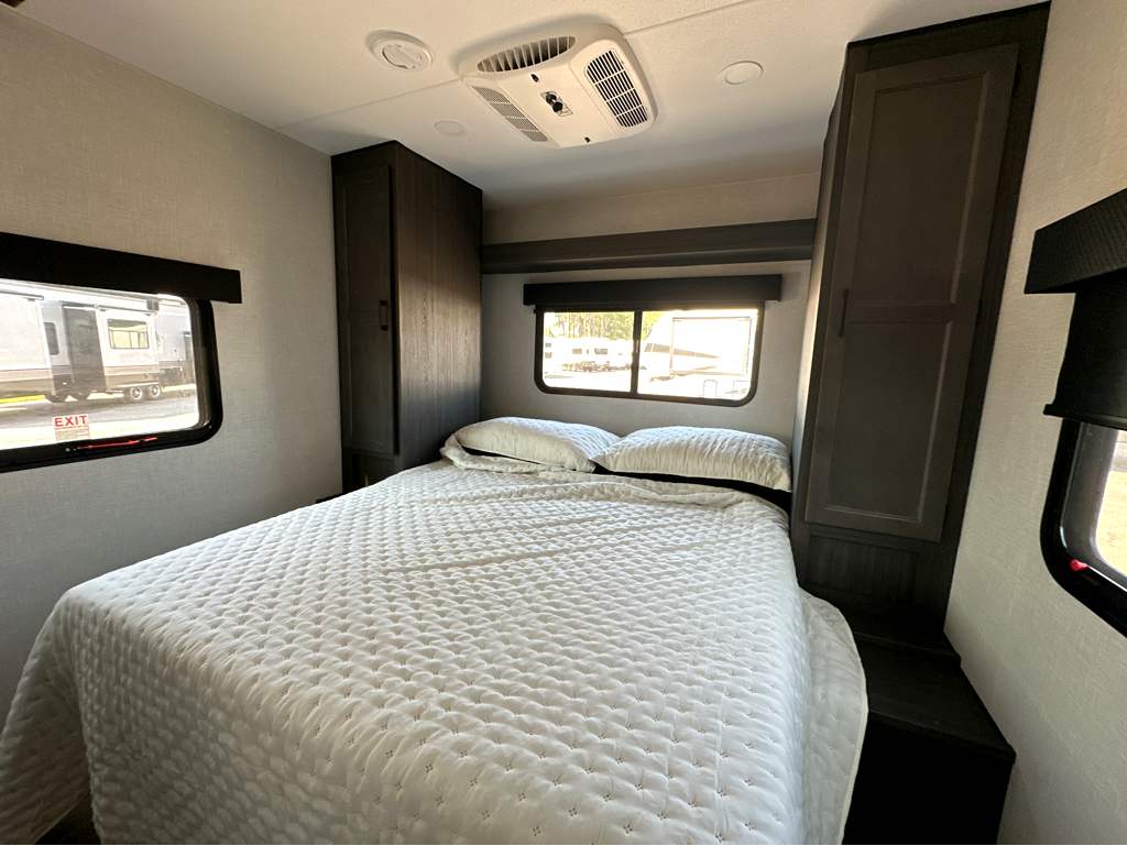 2026 VENTURE RV SPORTTREK 251VFK - Image 19