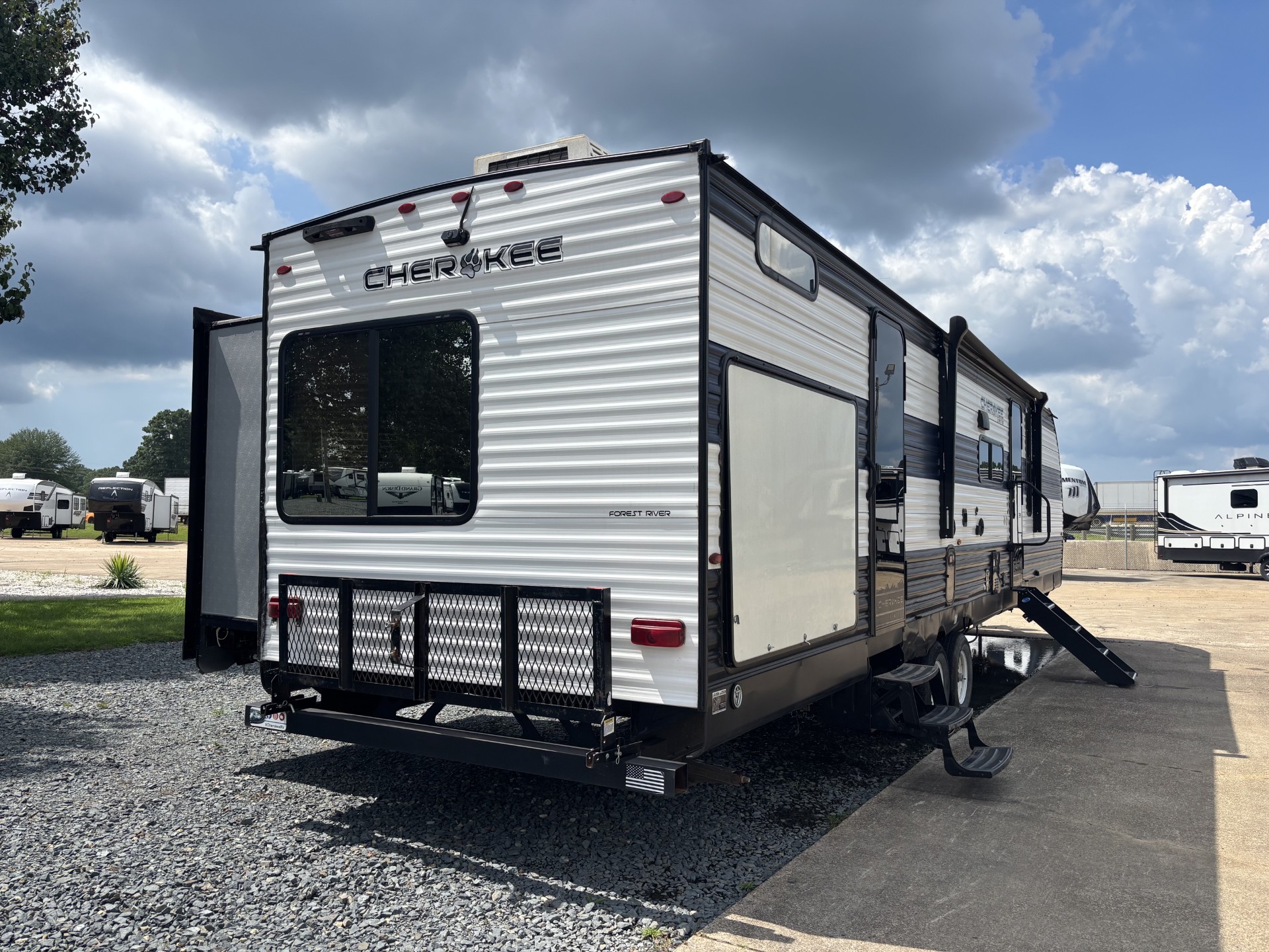 2023 Forest River Cherokee 324TS - Image 8