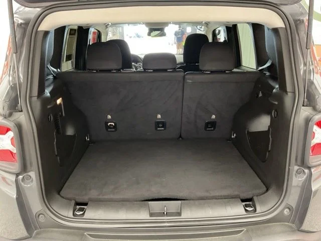2023 Jeep Renegade Utility 4D Latitude 4WD - Image 22