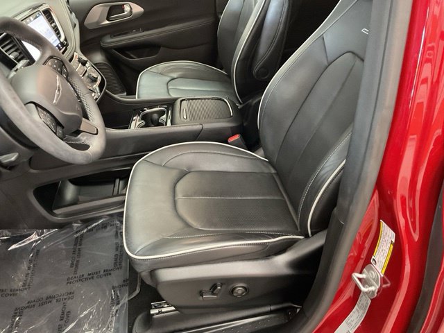 2025 Chrysler Pacifica Limited FWD - Image 13
