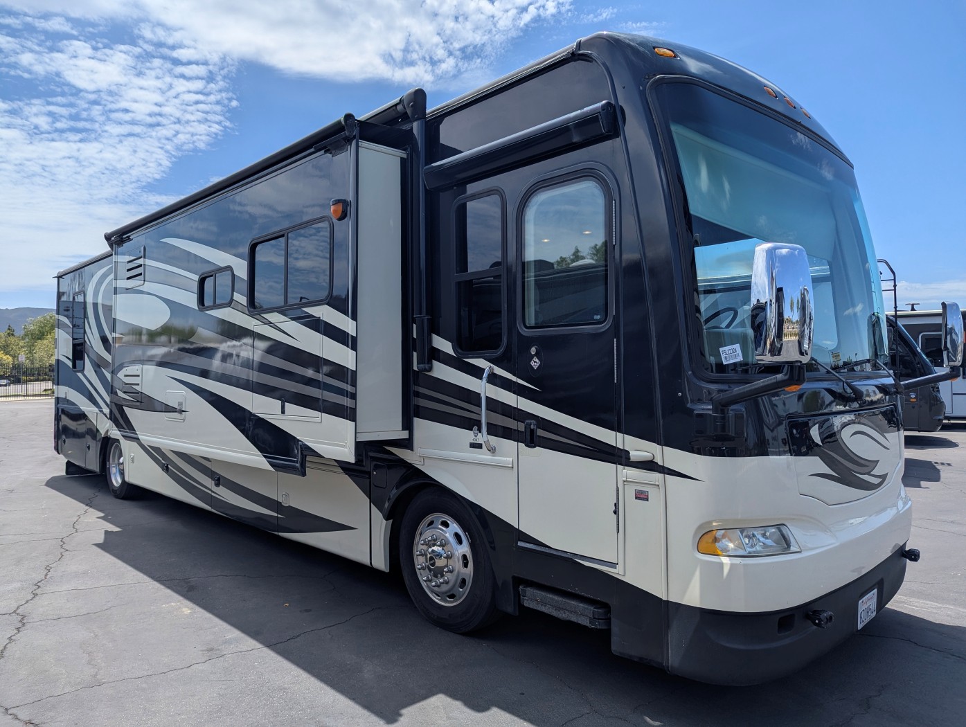 2011 DAMON ASTORIA 40KT - Image 1