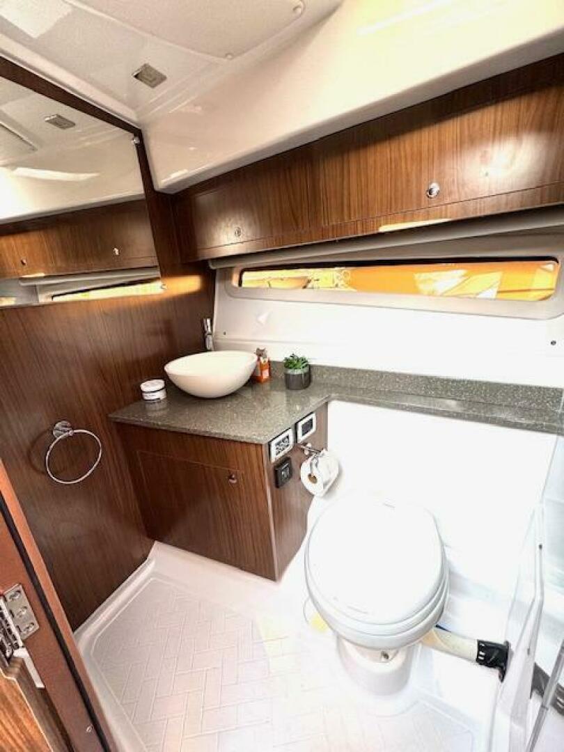 2020 Four Winns Vista 355 Coupe OB - Image 31