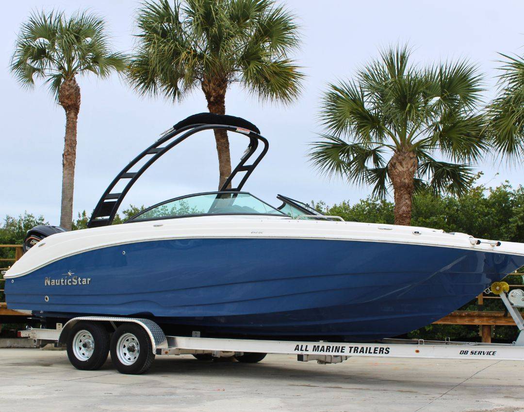 2023 NauticStar 243 DC Deck - Image 1