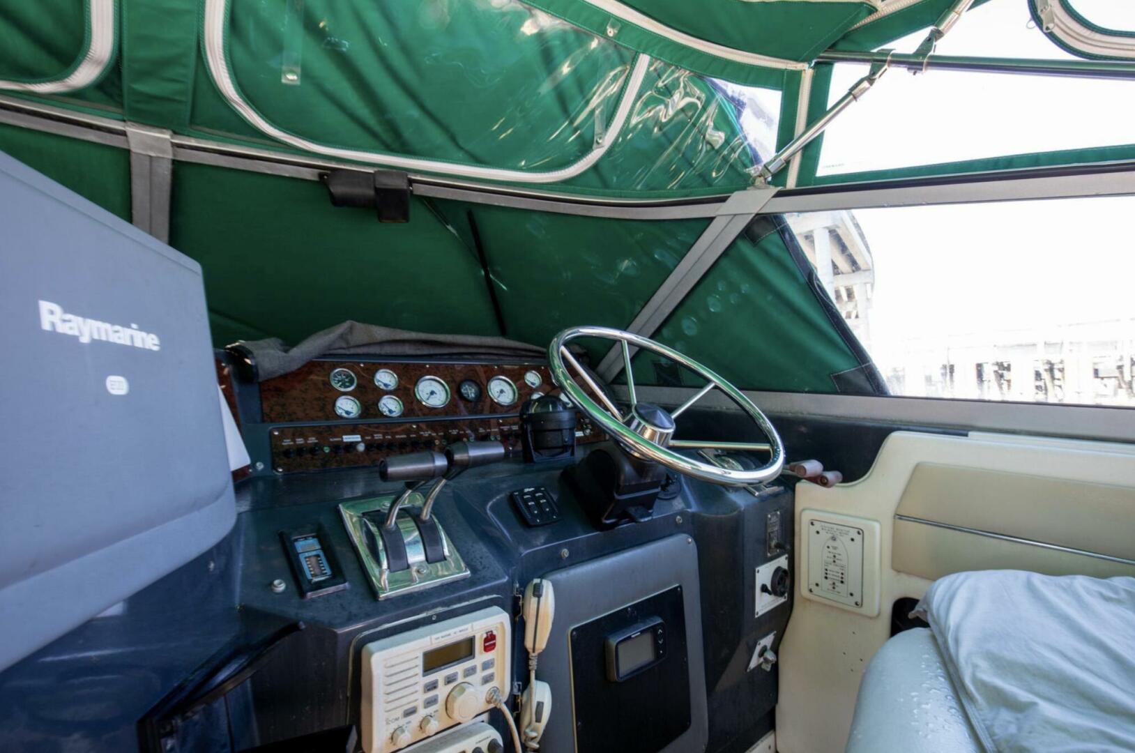 1990 Sea Ray 420 Sundancer - Image 18