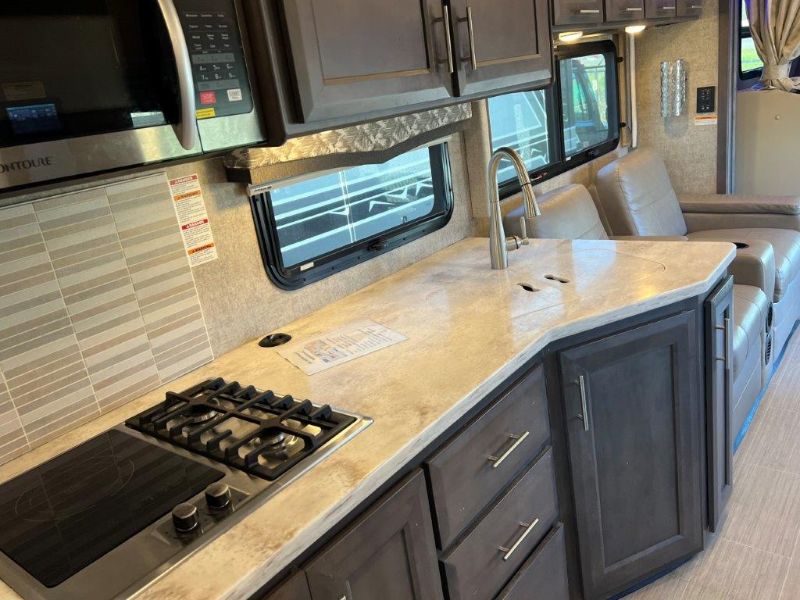 2021 Thor Motor Coach Magnitude SV34 - Image 24