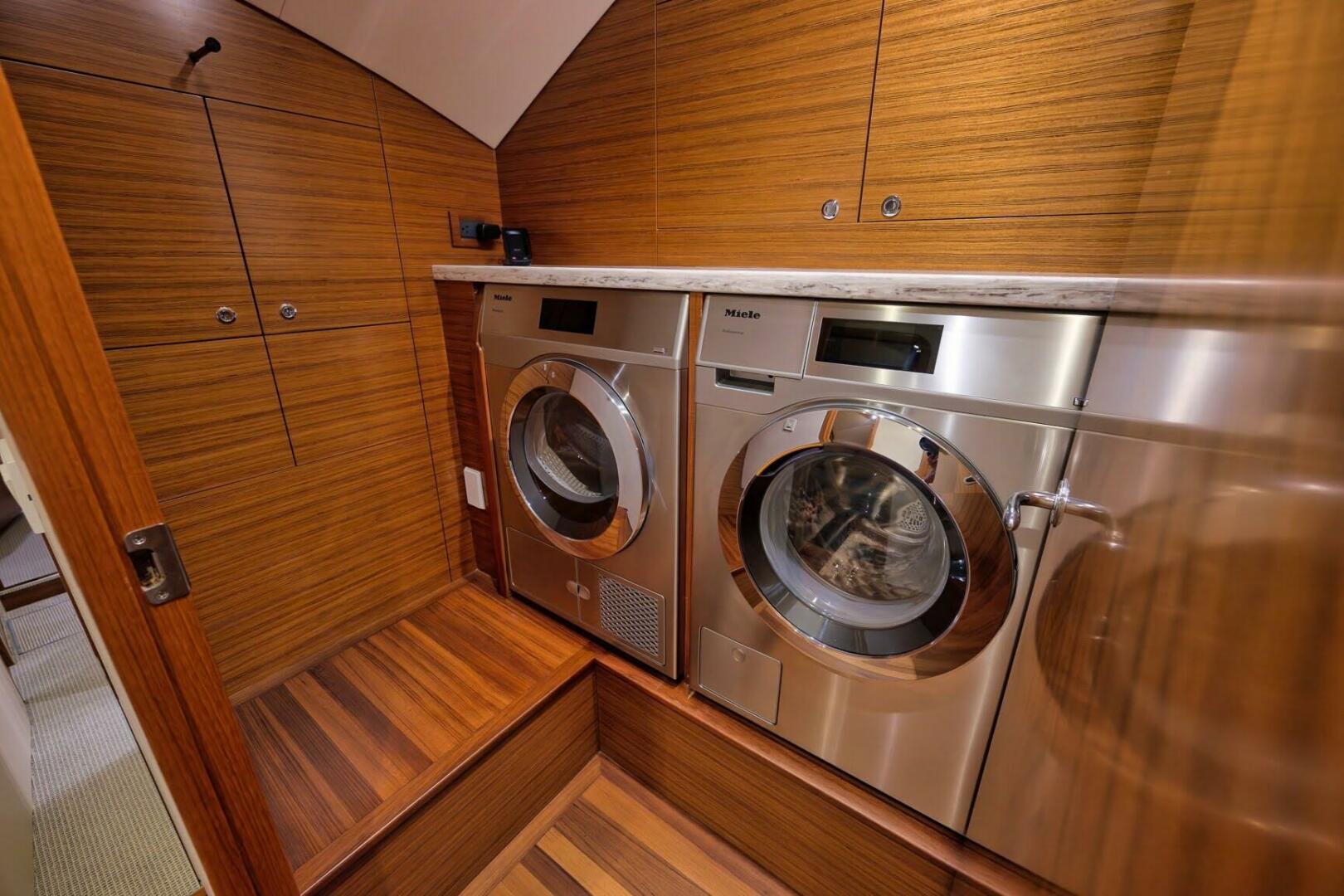 2012 Weaver - Image 33