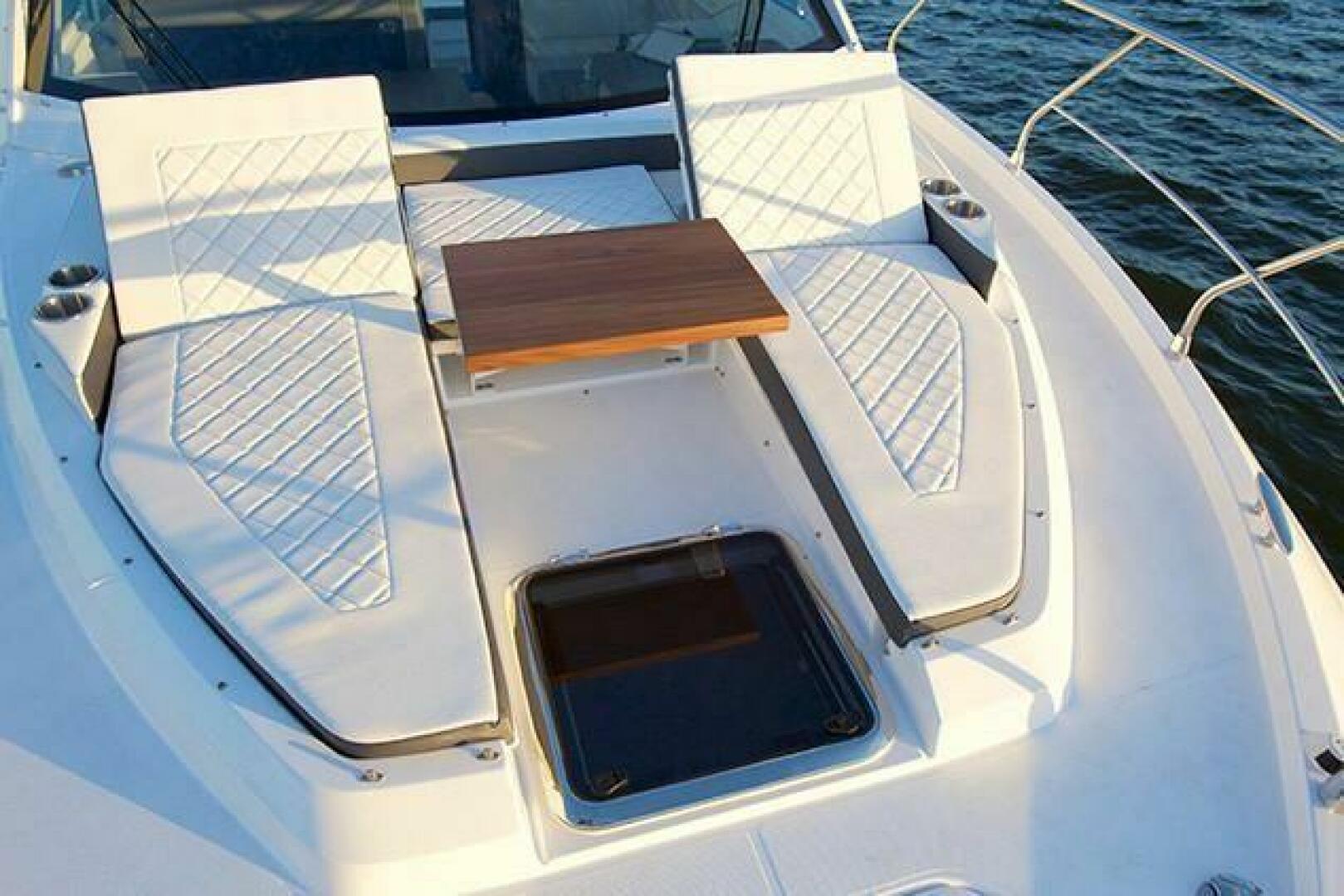 2018 Cruisers Yachts 42 Cantius - Image 17