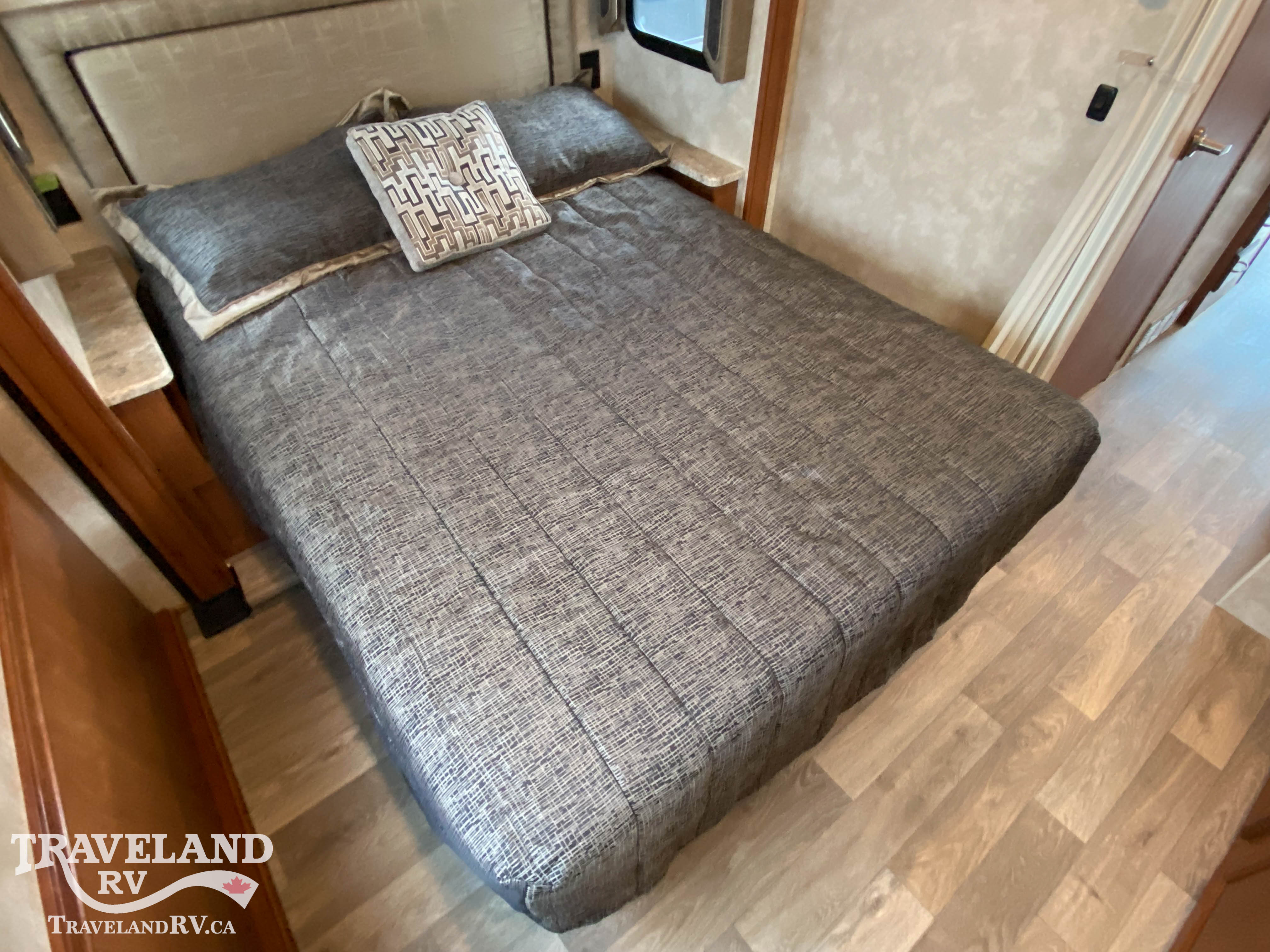 2019 Winnebago Sunstar LX 30T - Image 20