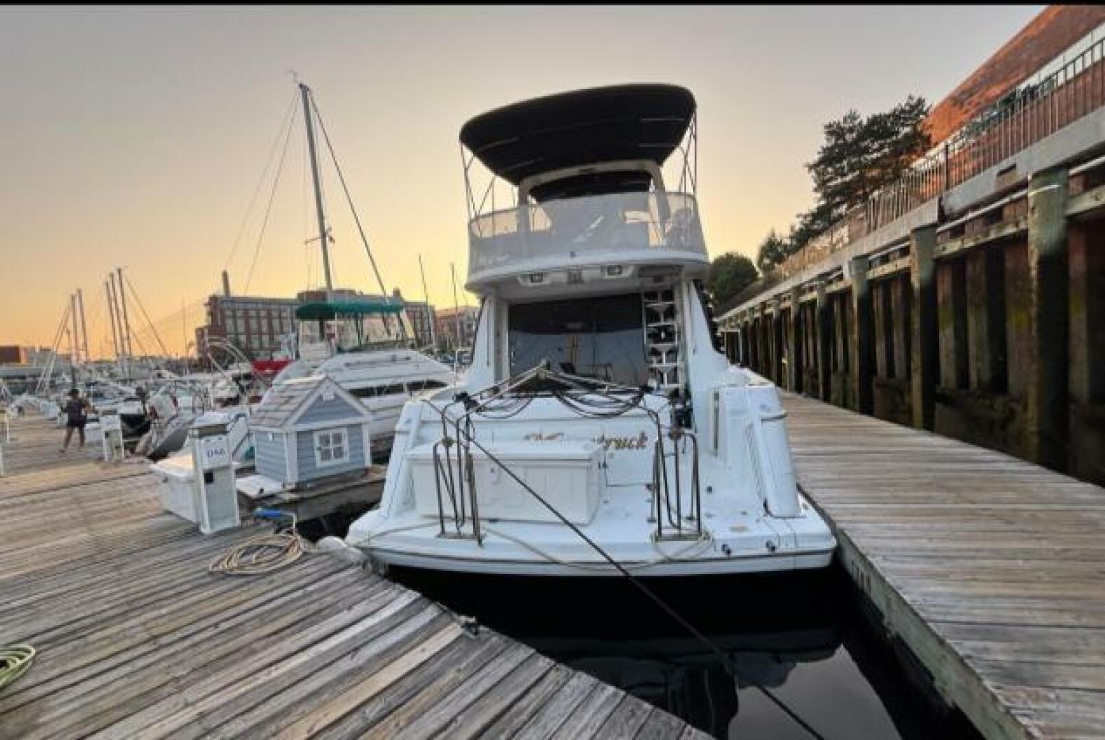 1998 Carver 530 Voyager - Image 13