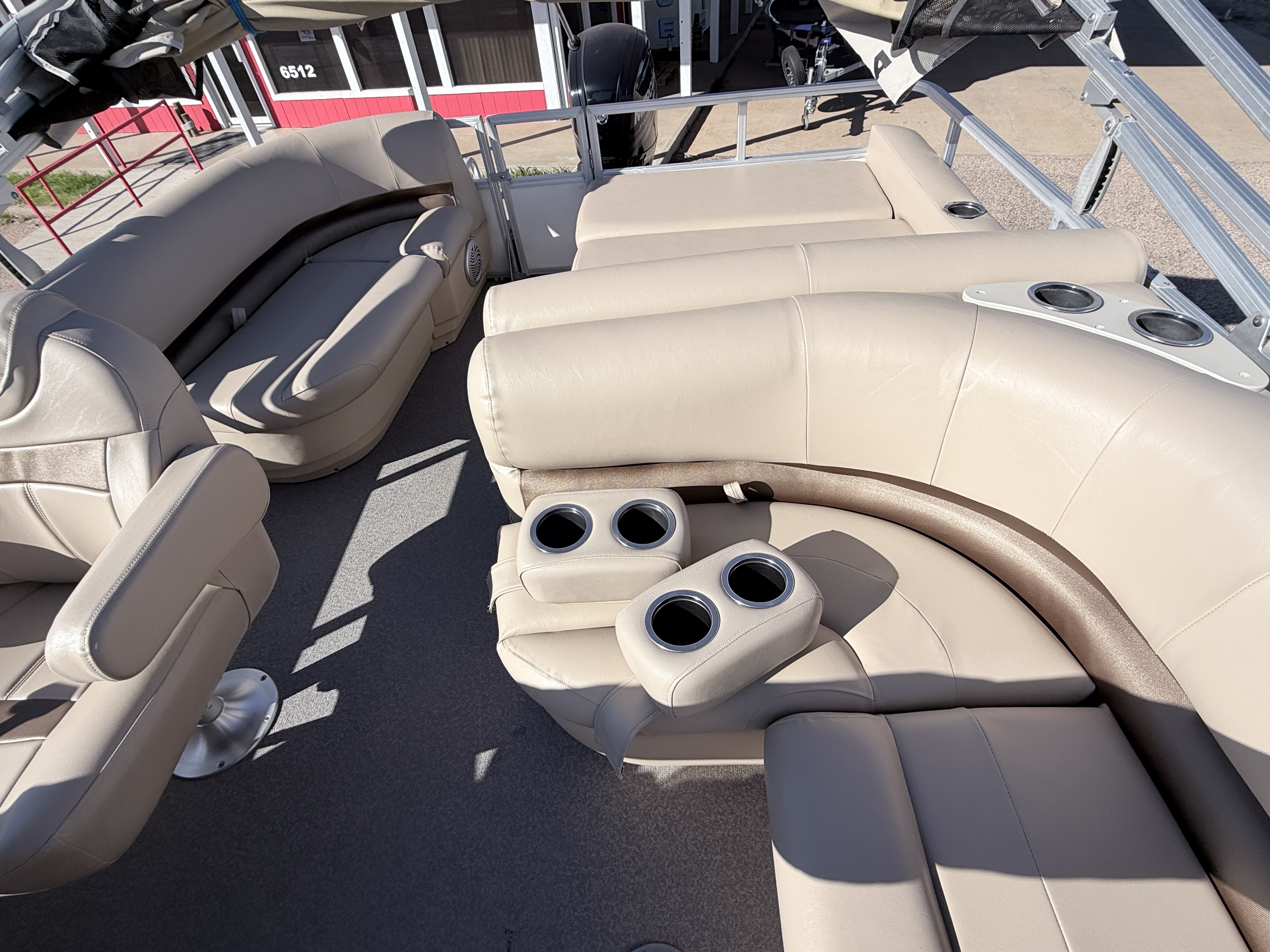 2017 TRACKER 2016 PARTY BARGE 22 DLX - Image 9